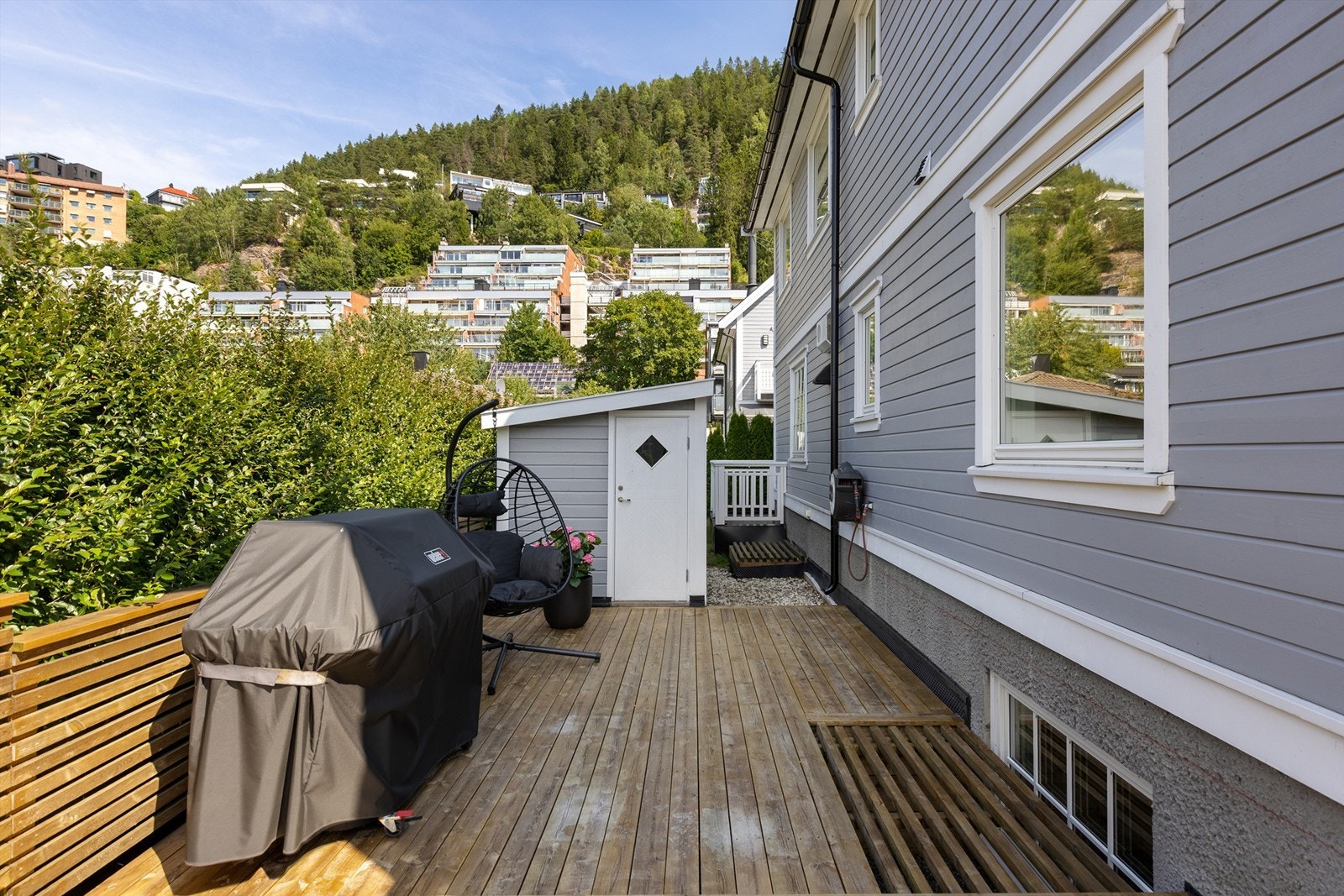 Ved enden av terrassen er det en frittstående bod, perfekt til lagring av uteputene Galleribilde
