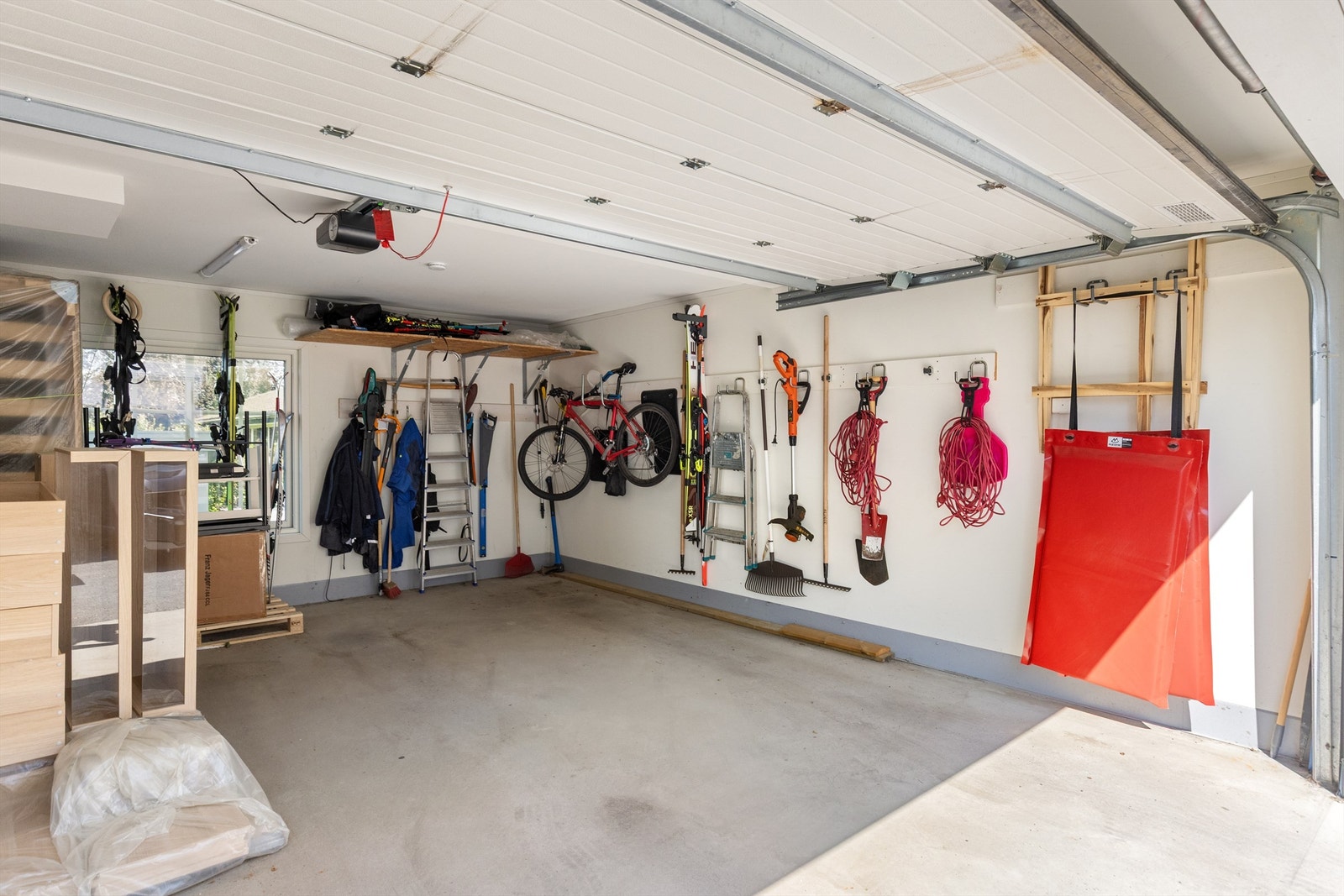 Garasjen har god plass til lagring av hageredskaper, sportsutstyr o.l. Galleribilde