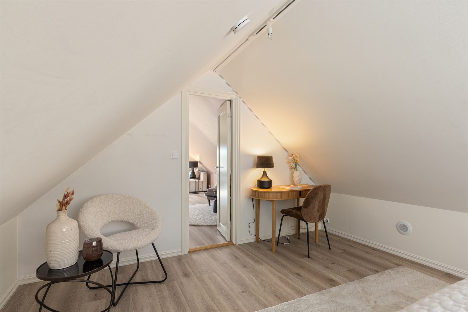 Rom benyttet som soverom med plass til dobbeltseng, pult og kommode. Galleribilde