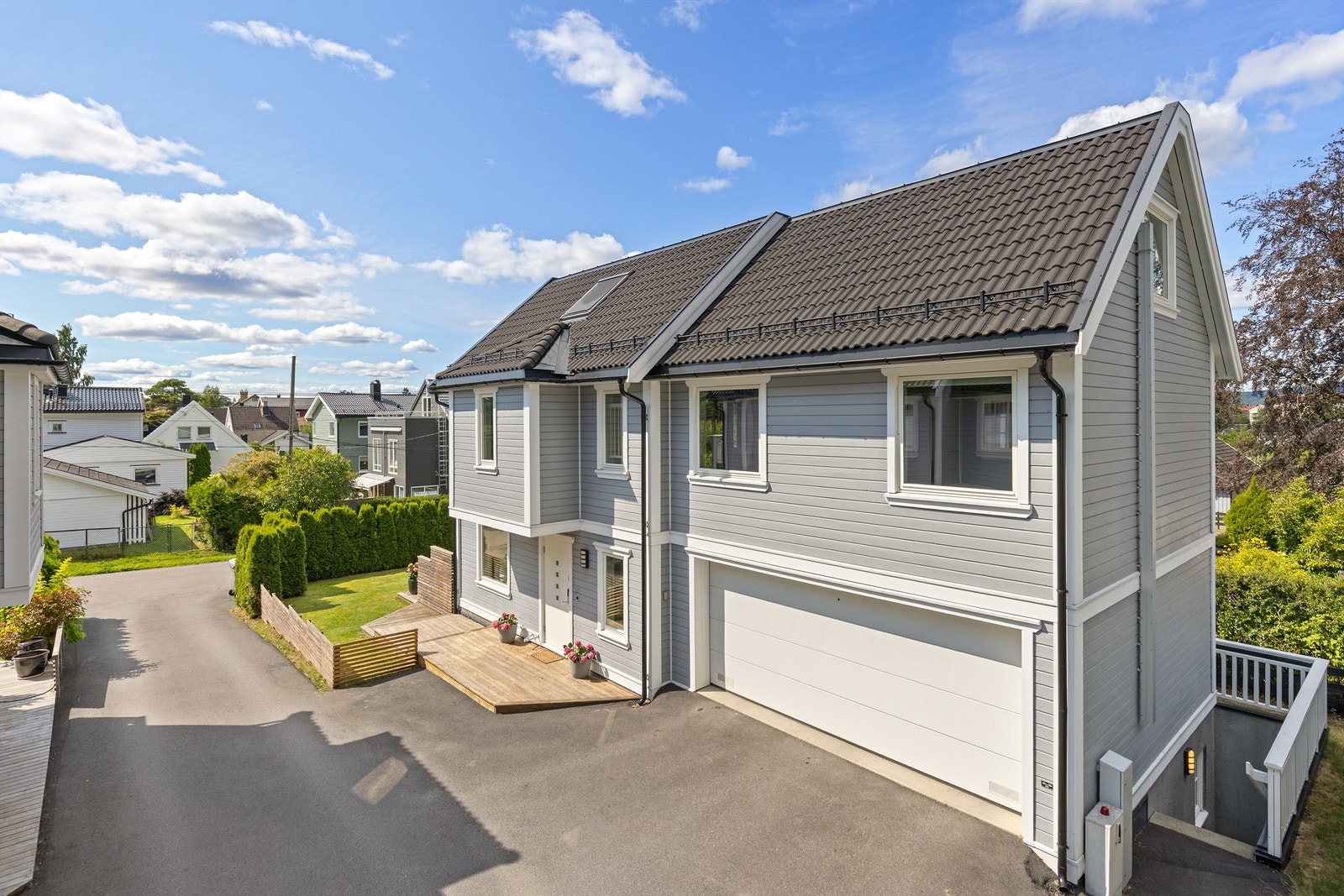 Enebolig med moderne standard beliggende i rolig gate med kort vei til både matbutikk, buss, trikk, idrettsbaner og flotte turområder - helt ideelt for en moderne familie med behov for god logistikk i hverdagen (Foto: Galleribilde