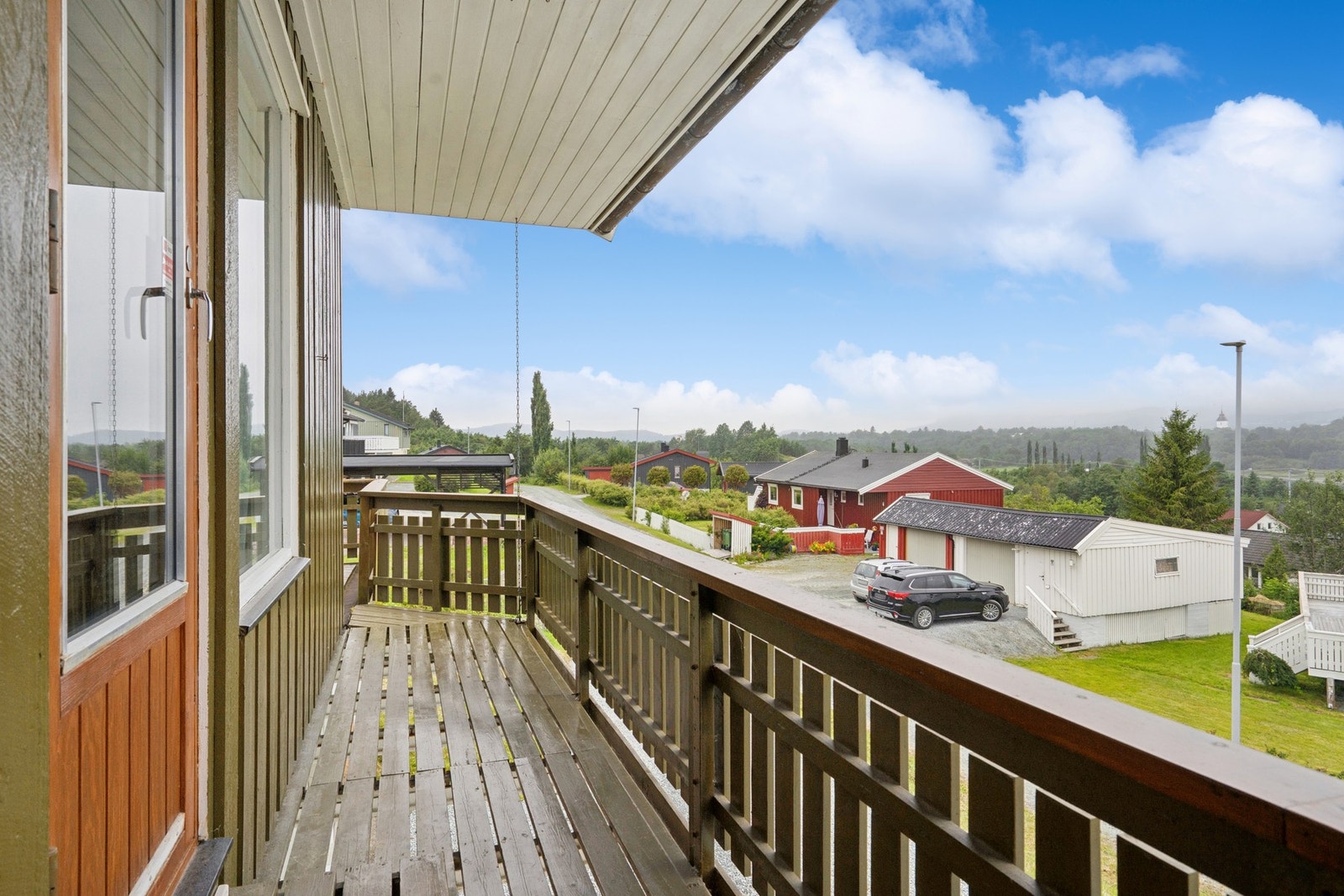 Verandaen har adkomst både fra stuen og hagen. Galleribilde
