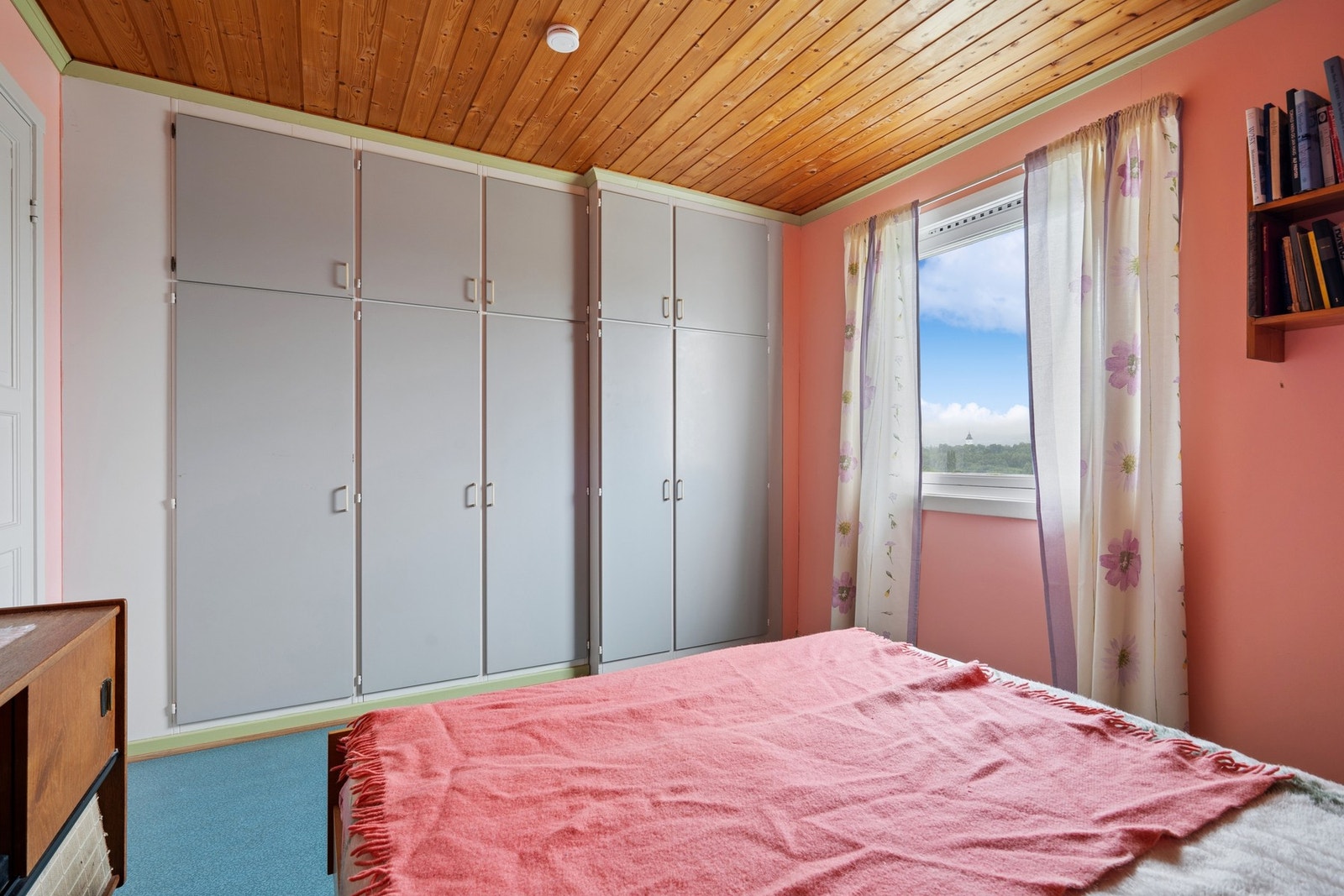 God plass til å innrede rommet med en stor seng. Soverommet har plassbygde garderobeskap. Galleribilde