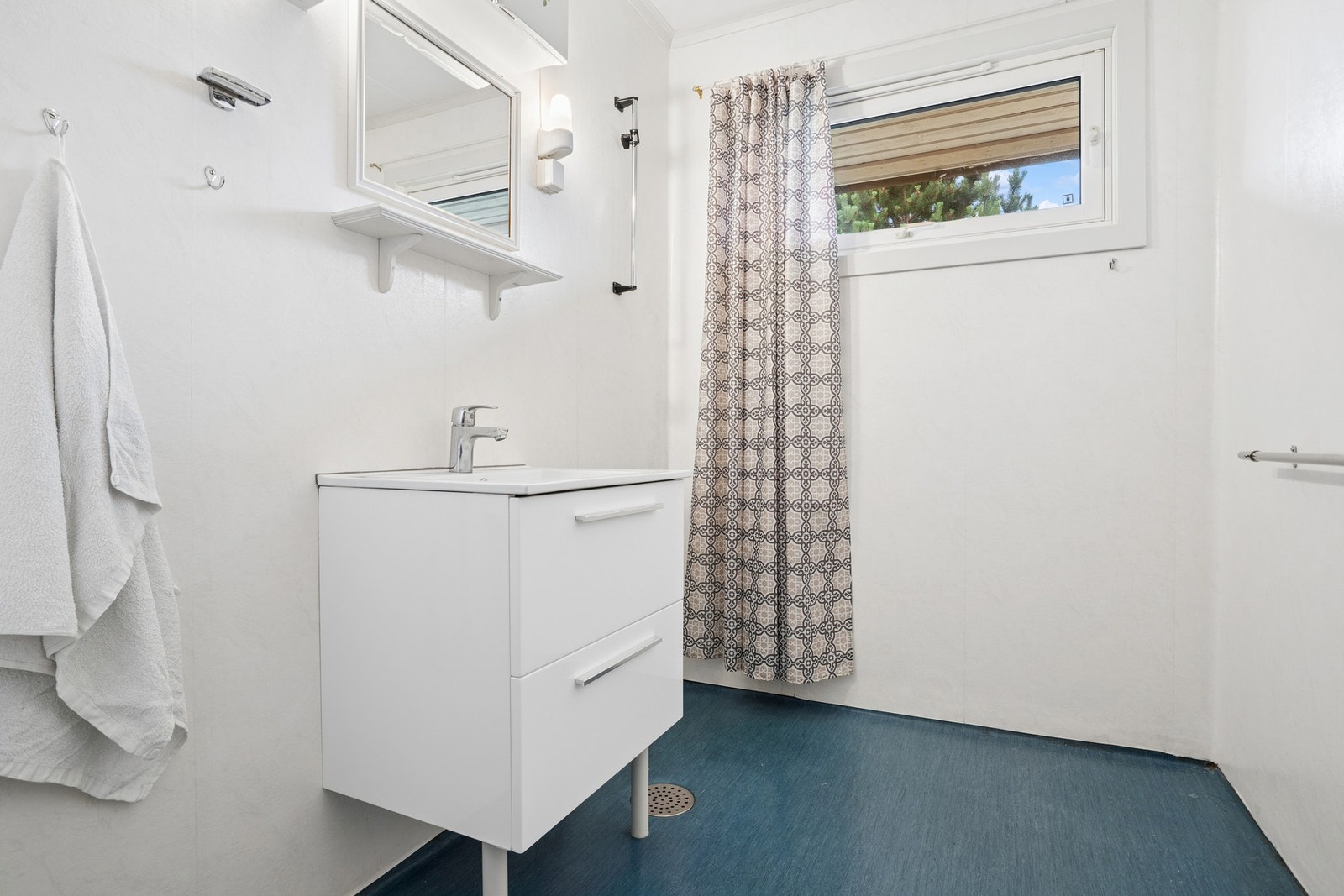 Lyst baderom i hovedetasjen. Galleribilde
