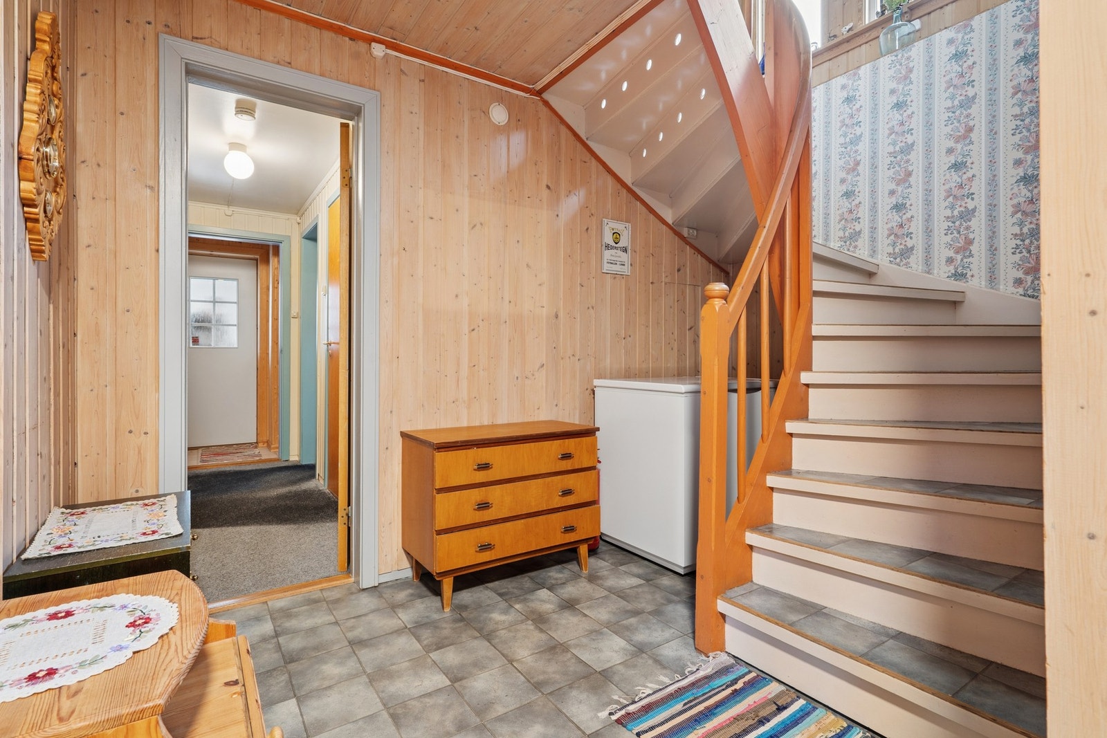 Det er god plass til å møblere gangen med oppbevaringsmøblement. Galleribilde