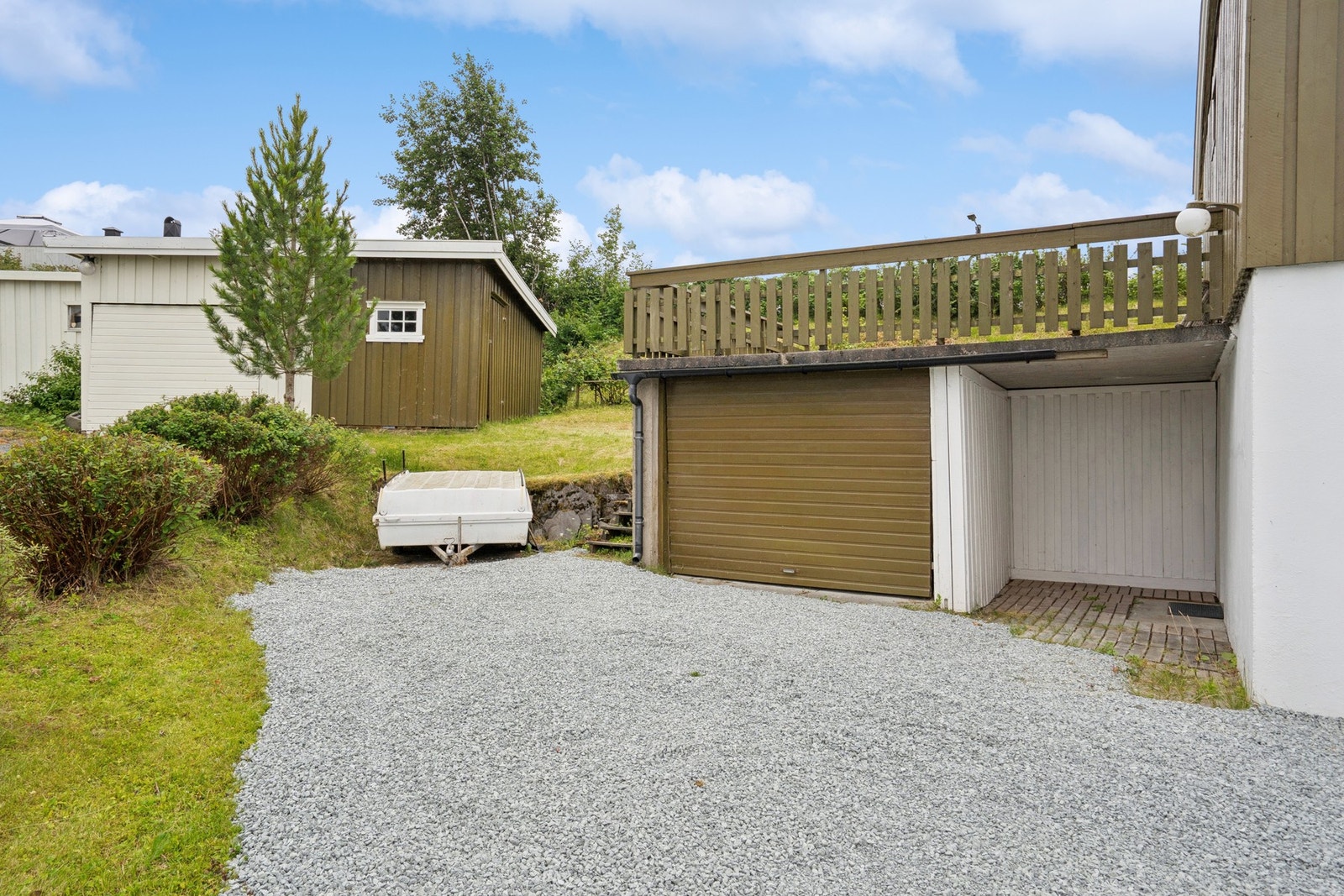 Boligen har to garasjer. Galleribilde