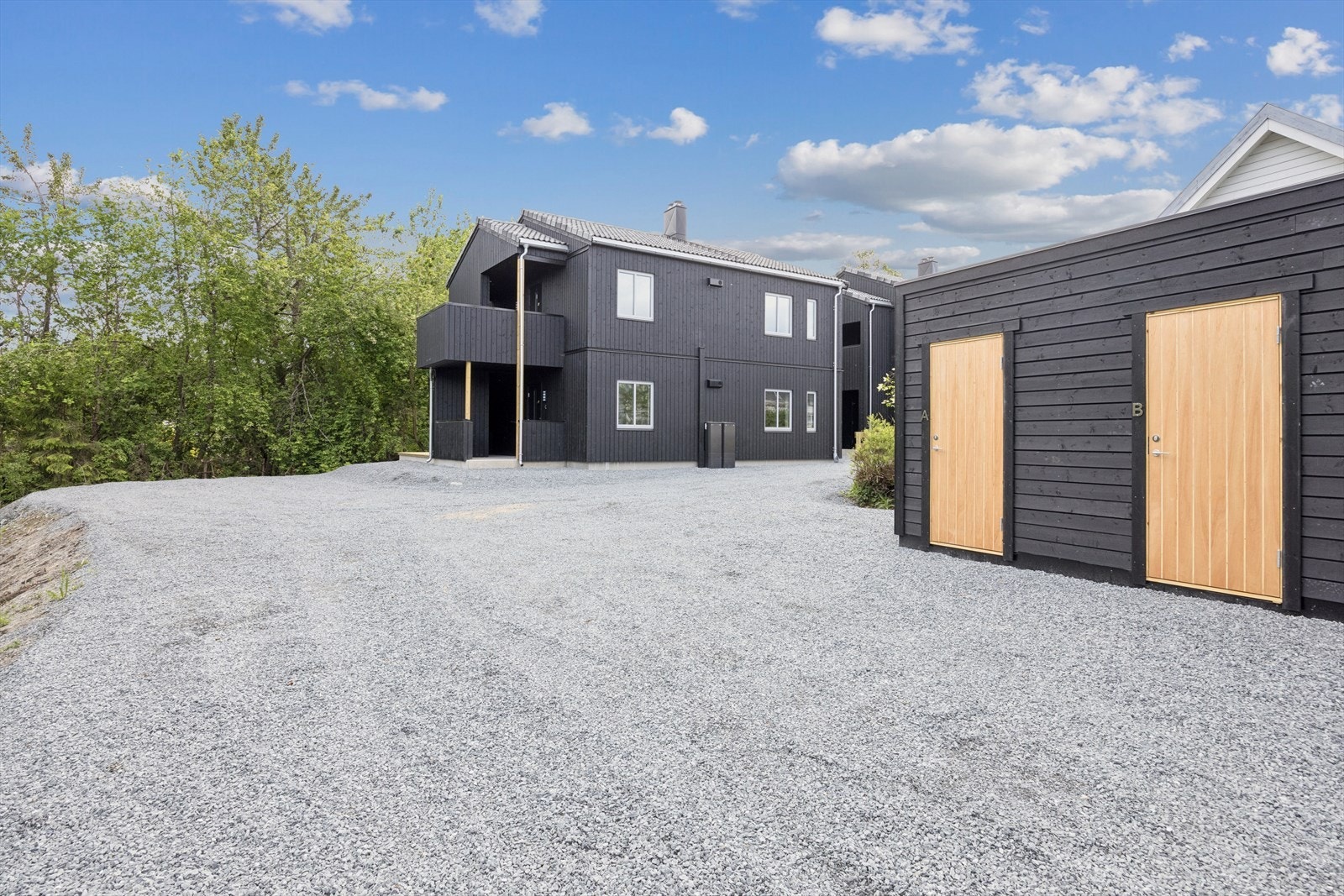 Gårdsplassen byr på god plass til parkering. Galleribilde
