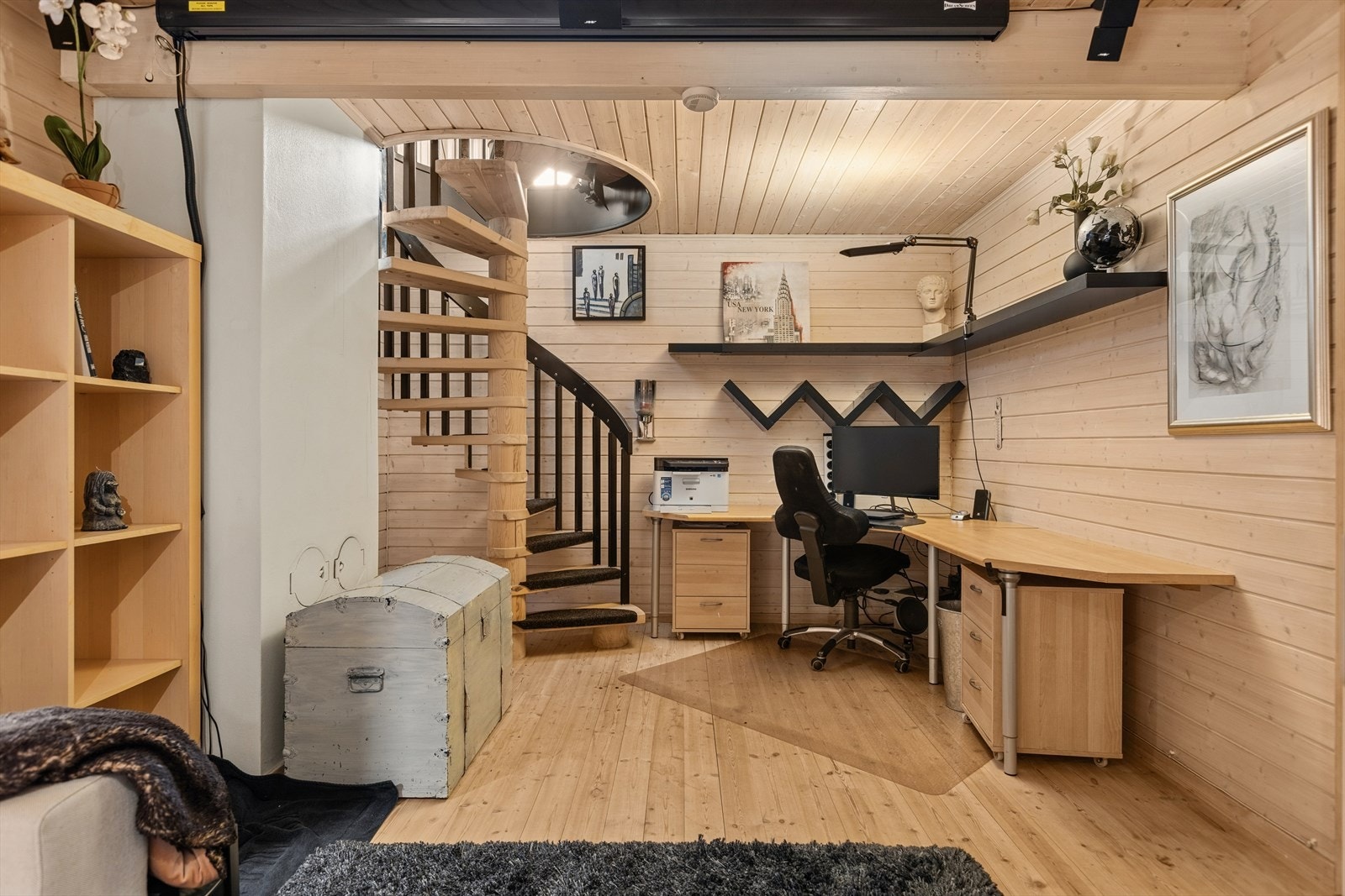 Kjellerstuen har også en praktisk krok innredet for hjemmekontor. Galleribilde