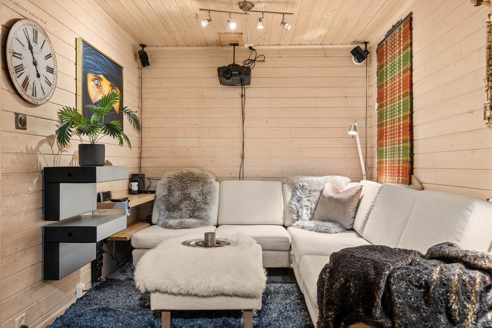 Et fleksibelt rom som egner seg godt som TV-stue eller hobbyrom. Galleribilde