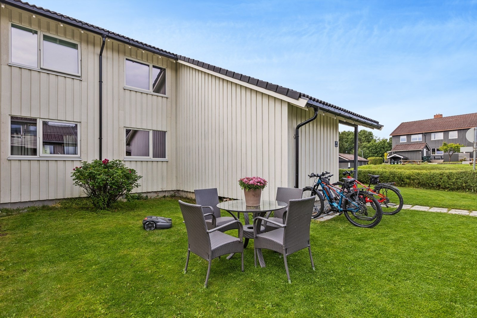 Sameiet har en pent opparbeidet felles hage med sittegrupper, hvor beboerne kan nyte solrike dager i rolige og trivelige omgivelser. Galleribilde