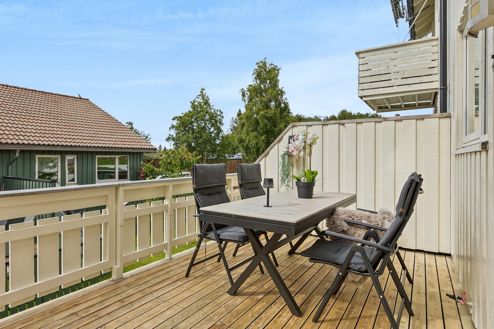 Terrassen på 14 m² har god plass til utemøbler. Trivelig uteplass til gode og varme sommerdager. Galleribilde