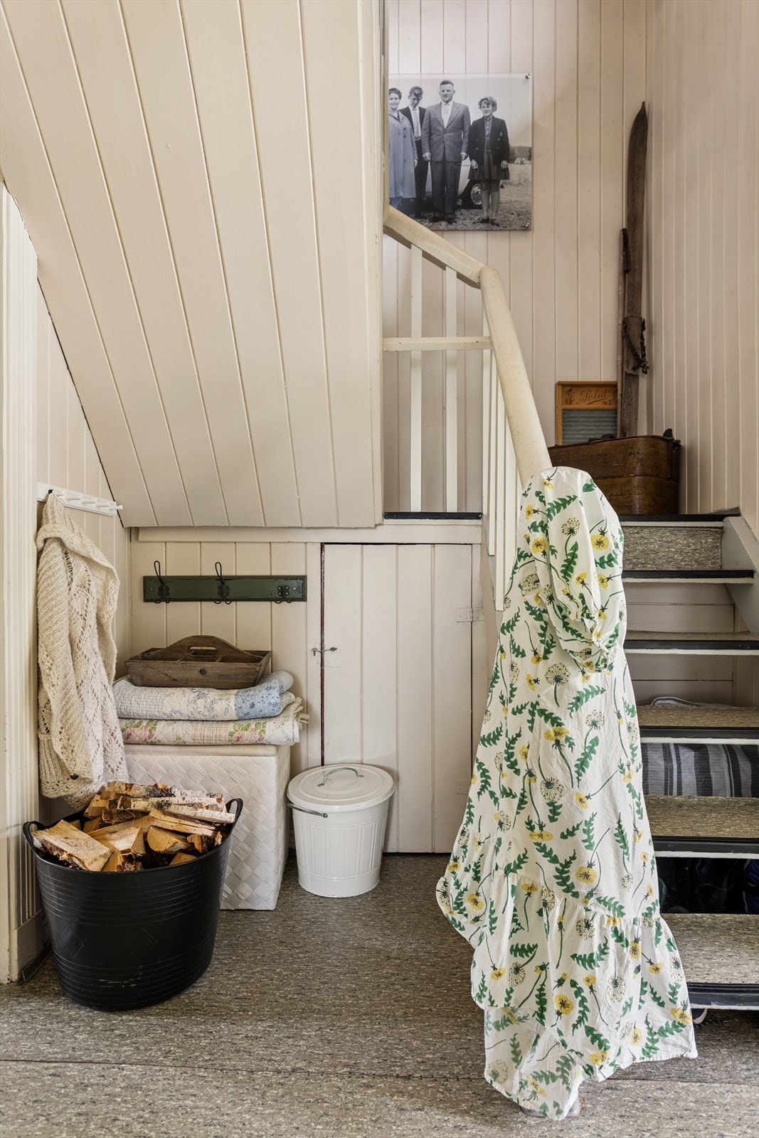 Plassbygget lagringsplass under trappen. Galleribilde