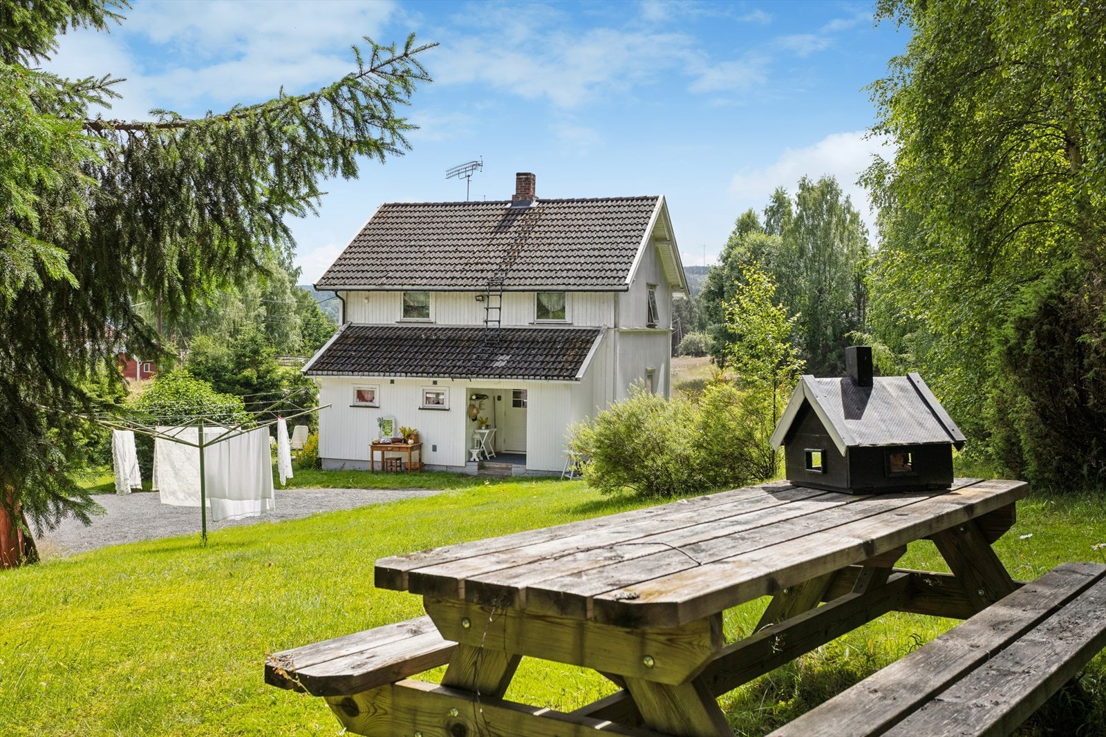 Plassen bugner av sjarm og innbyr til trivsel. Boligen er oppført en gang på 1920-tallet, og er tilbygget med bad og inngang på 1950-tallet. Galleribilde
