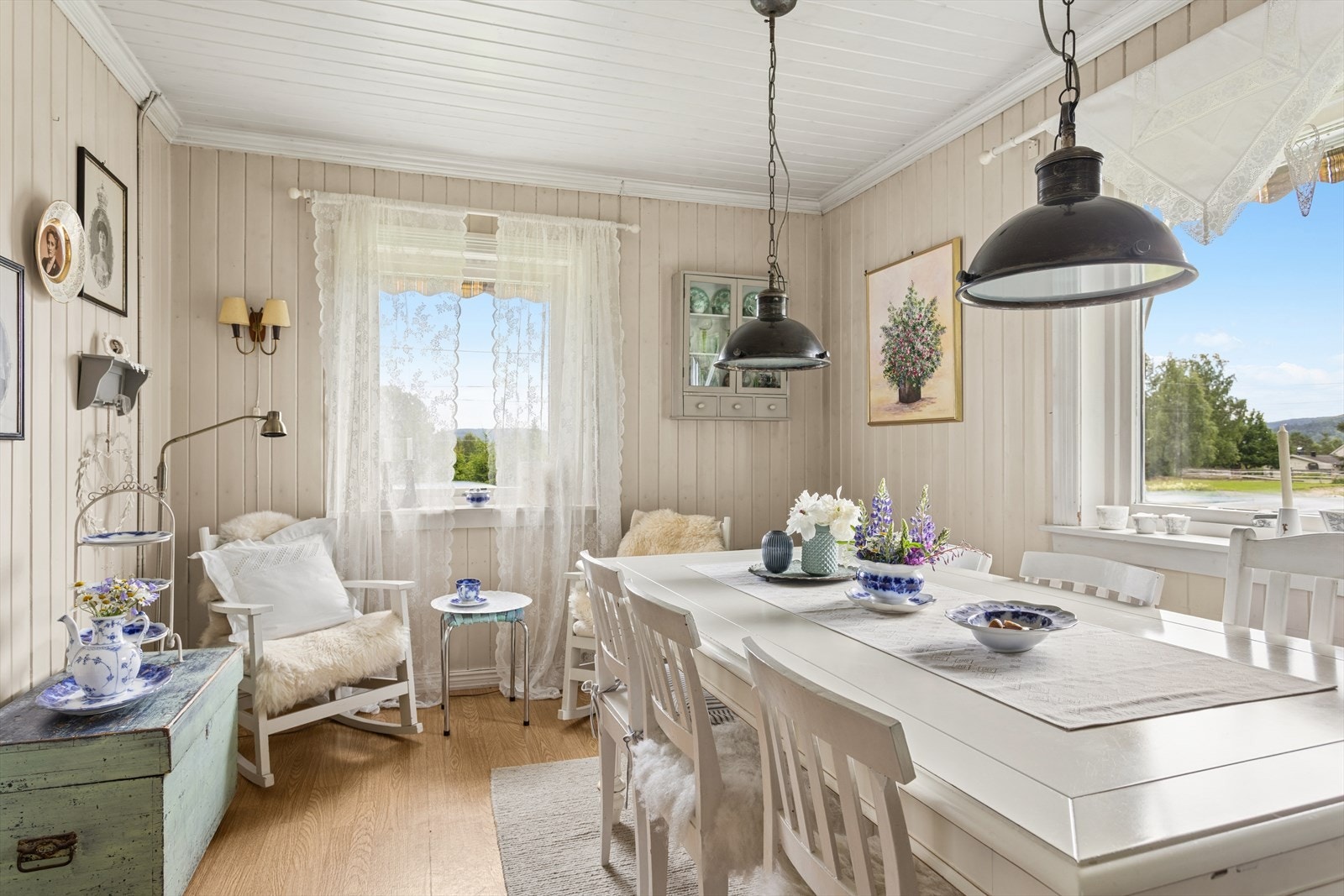Gjennom vinduene er det utsyn til de landlige omgivelsene og skogkledde åser. Galleribilde