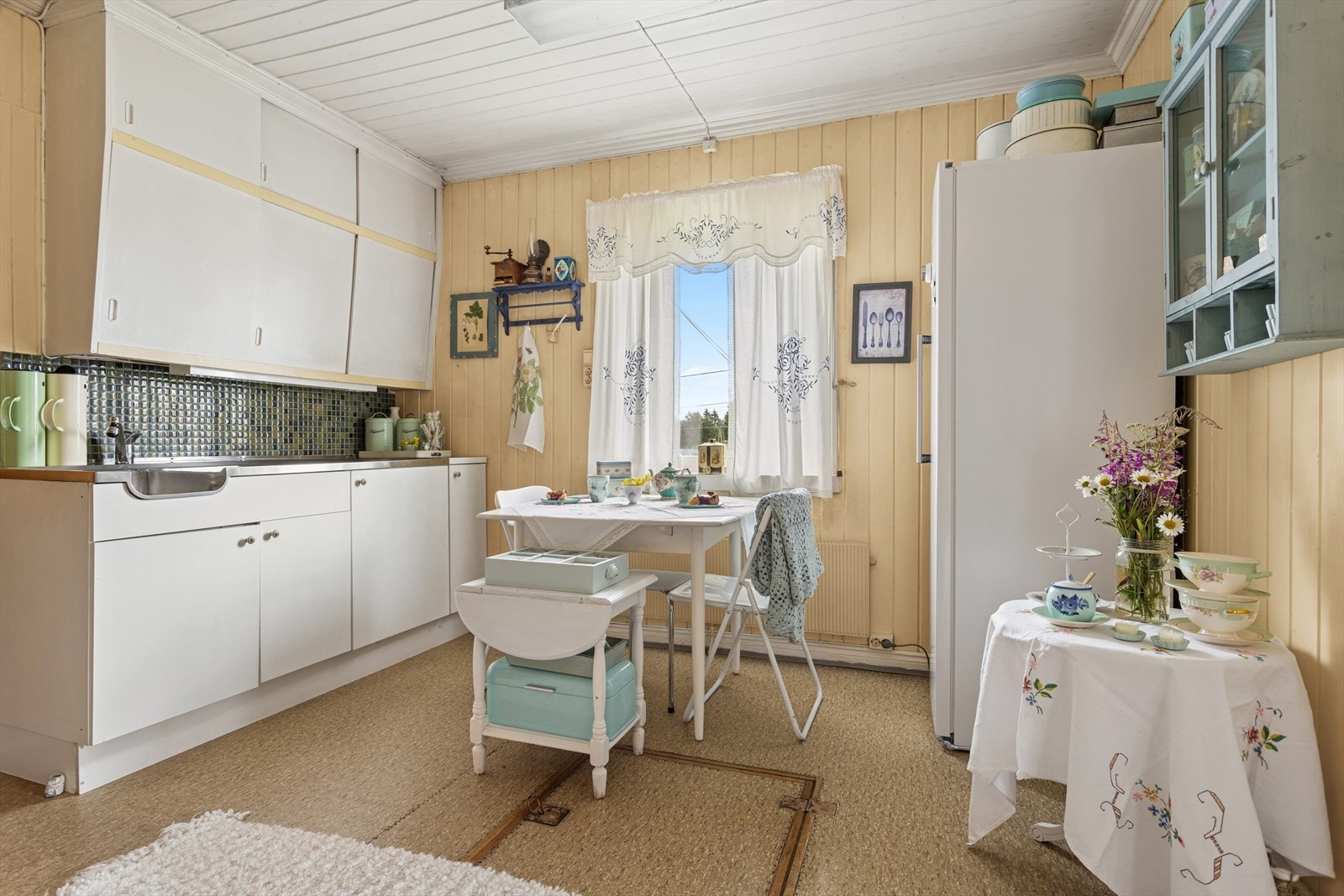 "Retropreget" kjøkkeninnredning som fungerer godt den dag i dag. Det er god plass til spisebord på kjøkkenet. Galleribilde