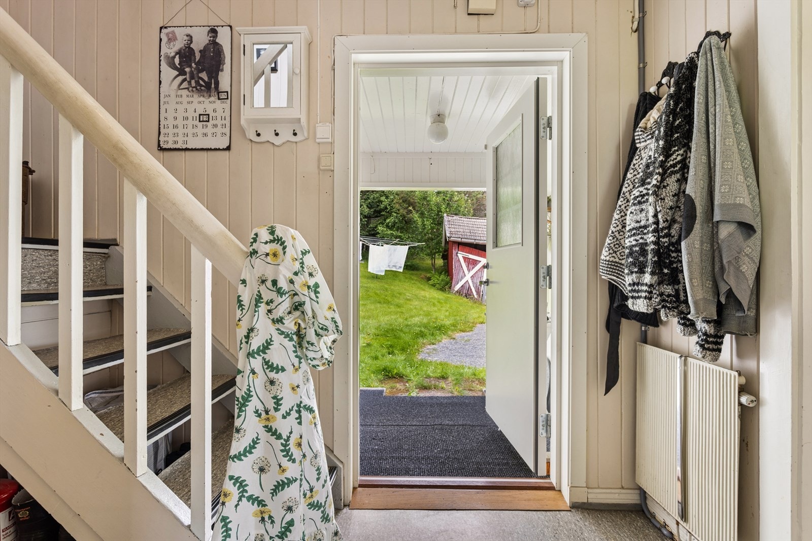 Fra gangen er det trappeadkomst til 2. etasje. Galleribilde