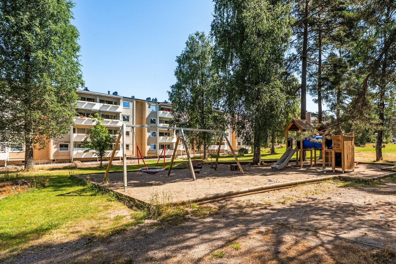 Beliggenheten er svært familievennlig, med flere sittegrupper og lekeapparater i området. Ny drenering rundt hele bygget våren 2026, i regi av borettslaget. Galleribilde