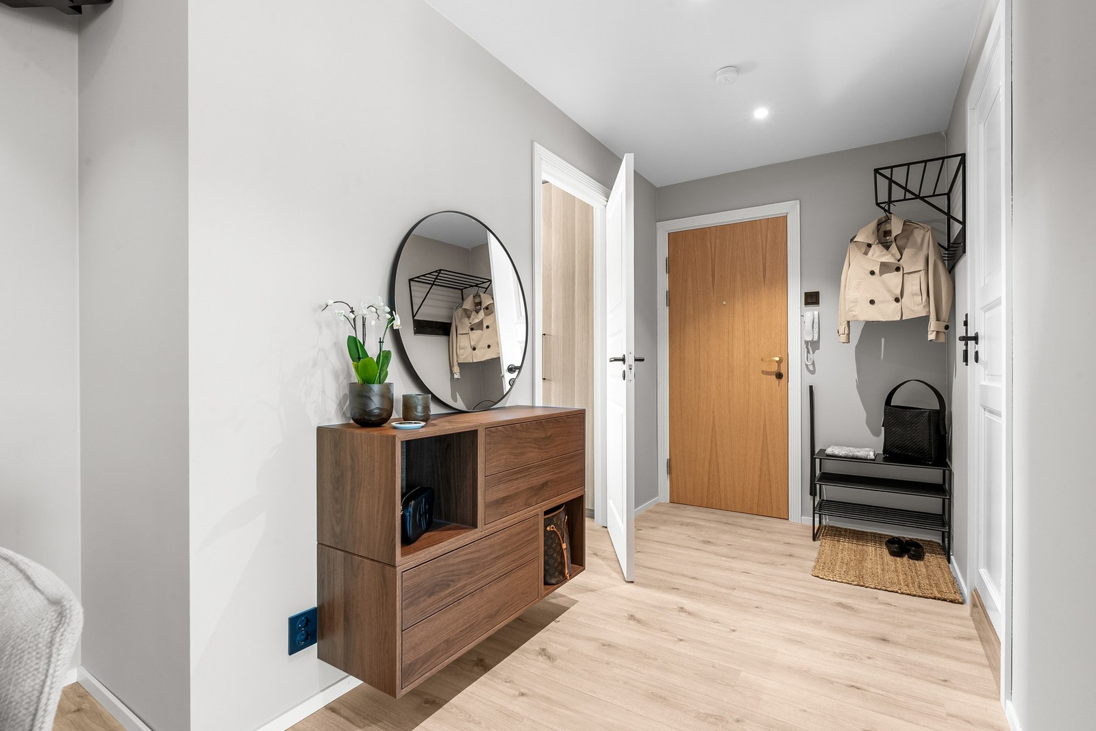 Velkommen inn i en lys og tiltalende leilighet med gjennomgående planløsning, lyse rom og moderne standard. Ny ytterdør ble satt inn i 2026. Galleribilde
