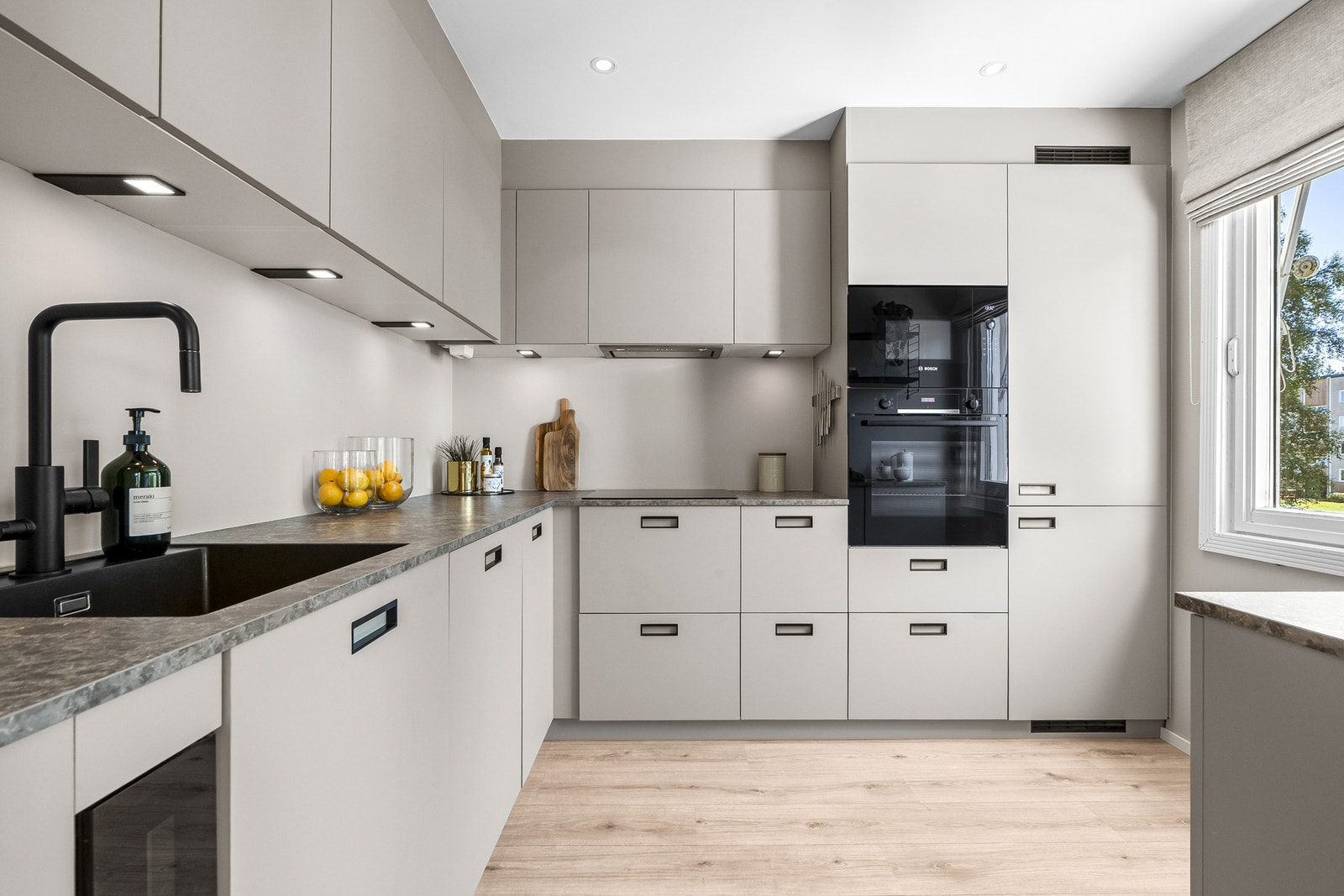 Kjøkkenet ligger i eget rom og var nytt i 2022. Smakfullt og tidsmessig design med gode benkeflater og rikelig med oppbevaringsplass. Galleribilde