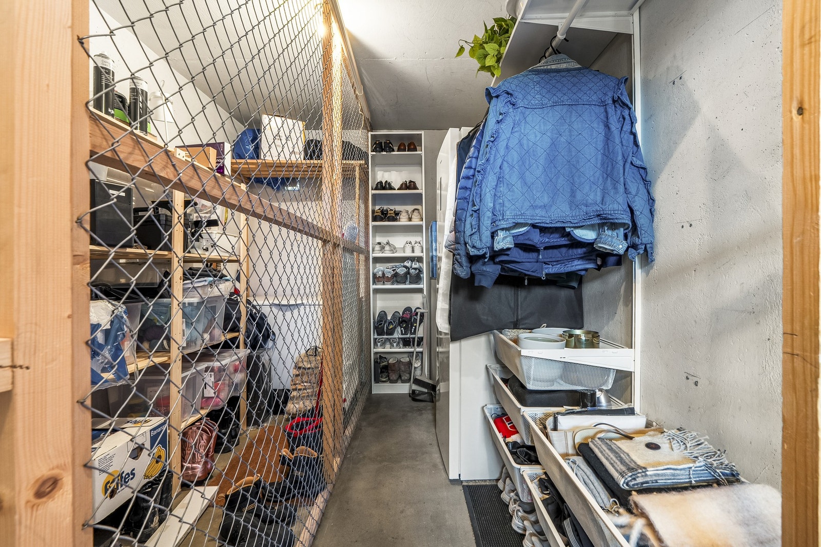 Leiligheten disponerer denne meget praktiske boden rett utenfor leiligheten, med adkomst fra trappeoppgangen. I tillegg disponeres to boder i kjelleretasjen. Galleribilde