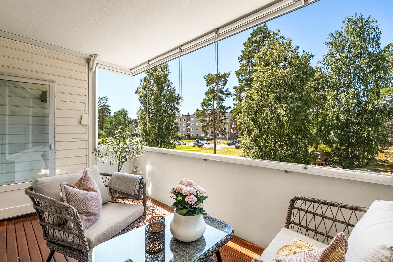 Lys og lekker 3-roms med gjennomgående planløsning i tredje etasje. Beliggenheten er sentral og attraktiv, med umiddelbar nærhet til bla. Haraløkka, Østmarka, kjøpesenter, T-bane og buss. Galleribilde