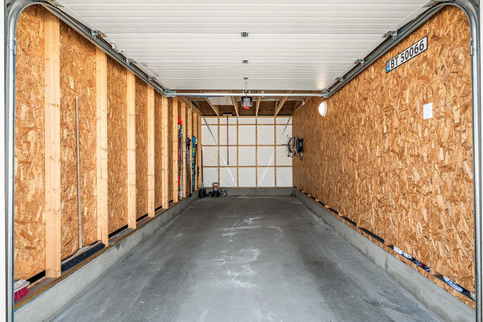 Garasjen er ny og moderne og på ca. 17 m² med lagringsloft over garasjeplassen. Det er montert lader til el-bil, som medfølger ved salg av garasjen. Galleribilde