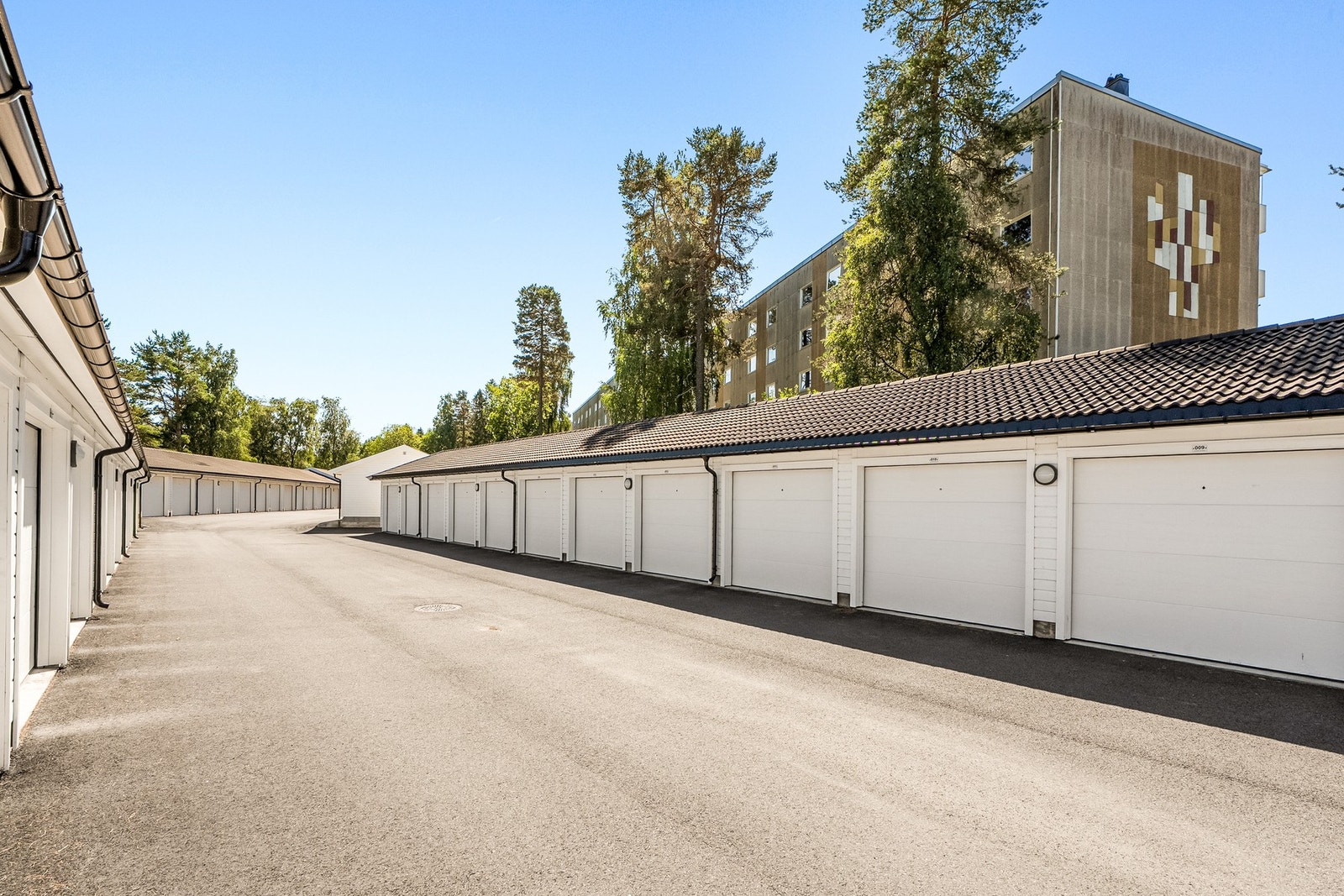 Eier har kjøpt en bruksrett til en garasjeplass, garasje nr. 11, og denne bruksretten kan kjøpes av selger for kr 150 000,-. Galleribilde