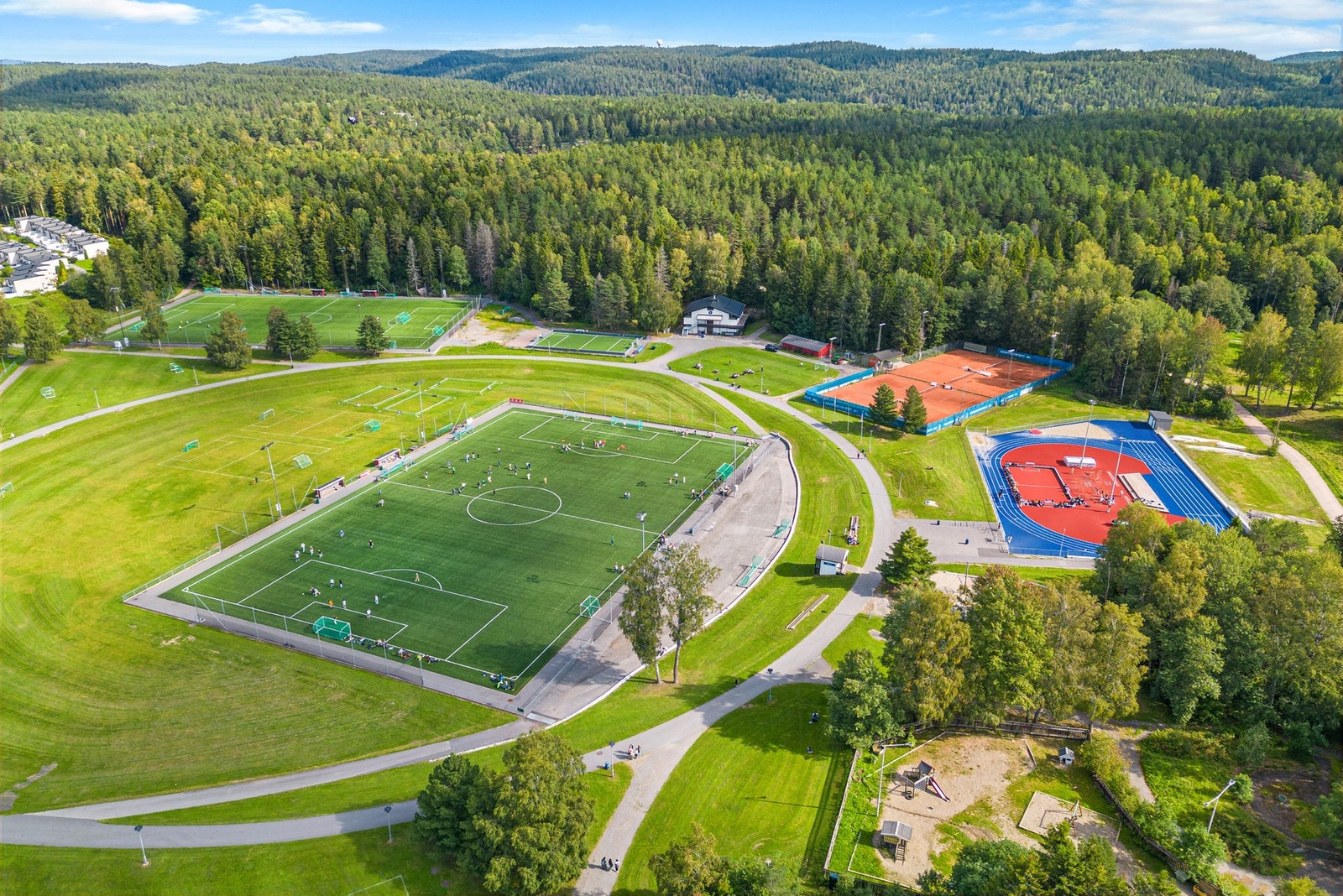Fra boligen er det kun en spasertur til Haraløkka, hvor det er et flott idrettsanlegg som både store og små kan ha glede av. Her finner du bla. tuftepark, tennisbaner og fotballbaner. Galleribilde