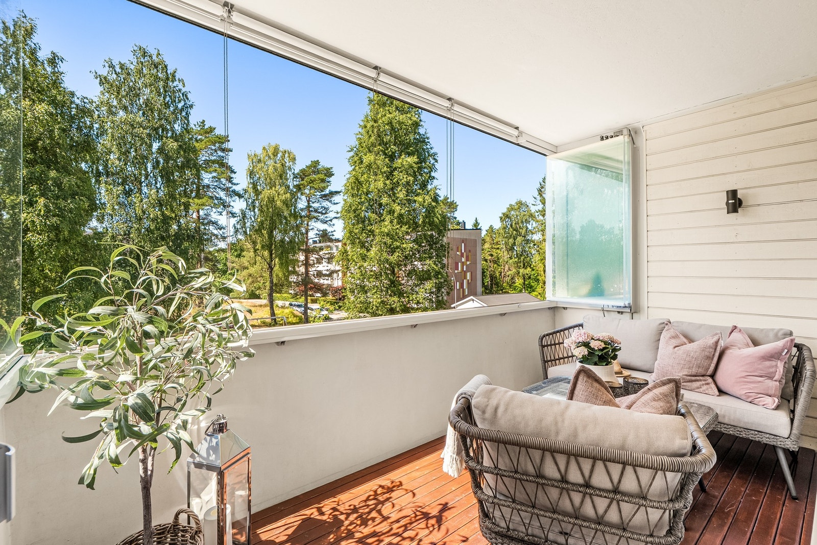 Fra stuen er det utgang til en vestvendt, innglasset balkong på cirka 8 kvm. Balkongen vender ut mot borettslagets grønne fellesarealer og mot lekeplassen. Her bor du med Østmarka som nærmeste nabo. Galleribilde