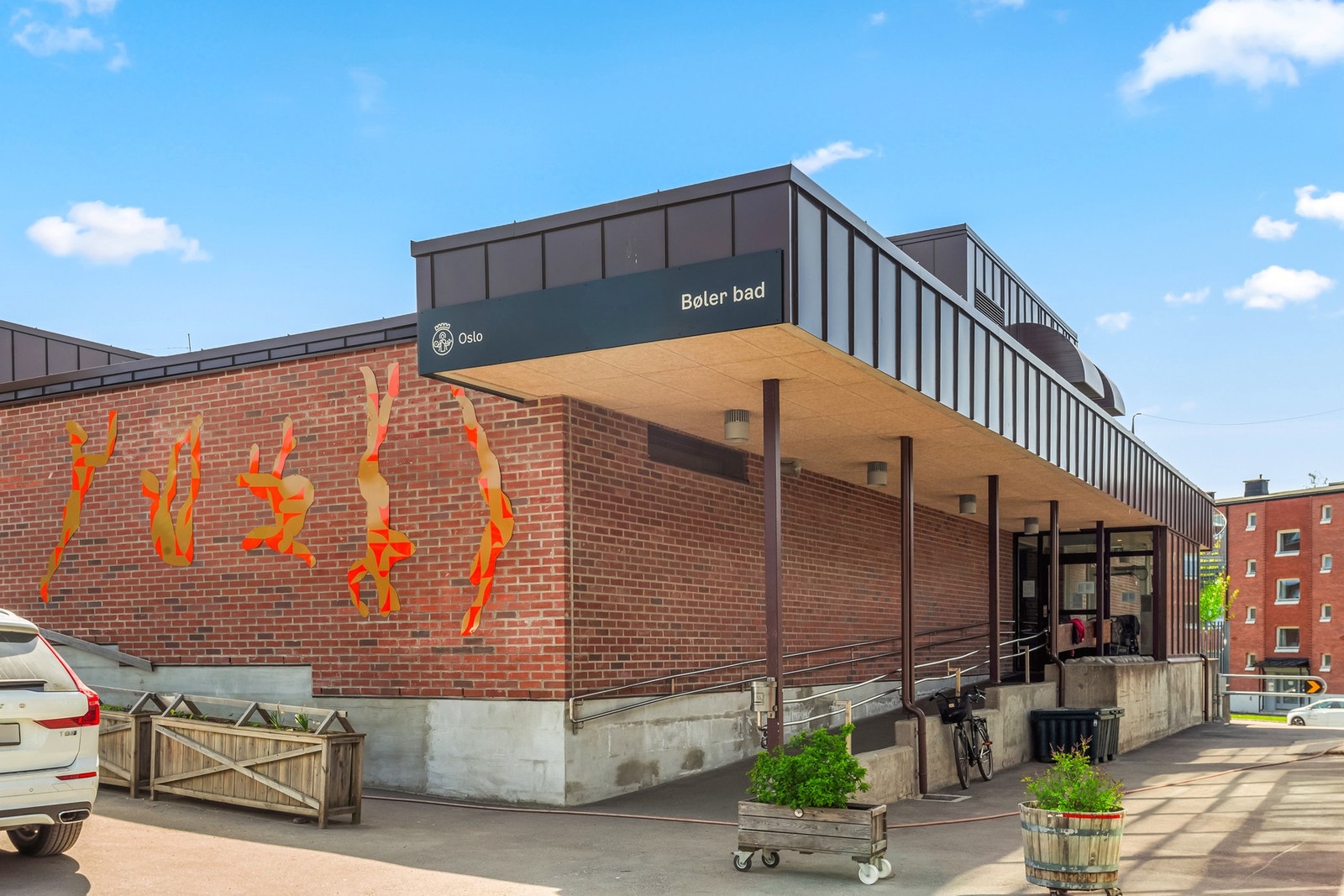 Bøler bad med 25-meters basseng, badstue og ekstra varmt vann. Galleribilde