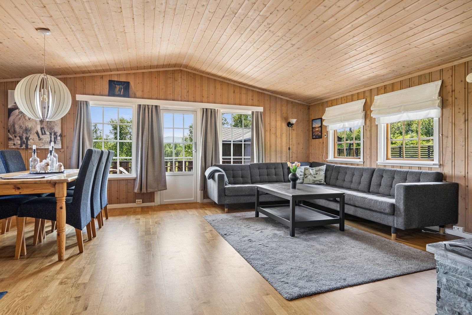 Vegger og himling av trepanel og heltre gulv av furu. Galleribilde