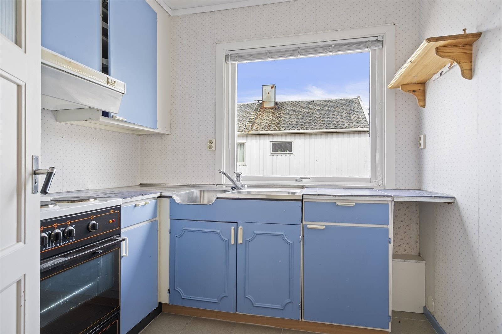 Kjøkkenet i 2. etasje har innredning med profilerte fronter og benkeplate av flis og metall. Galleribilde