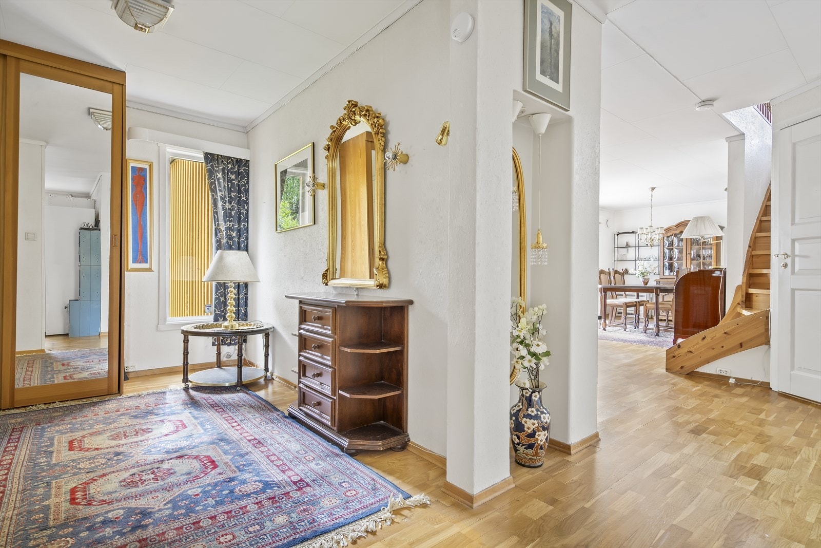 En garderobe med skyvedører og speil gir god plass til yttertøy. Galleribilde