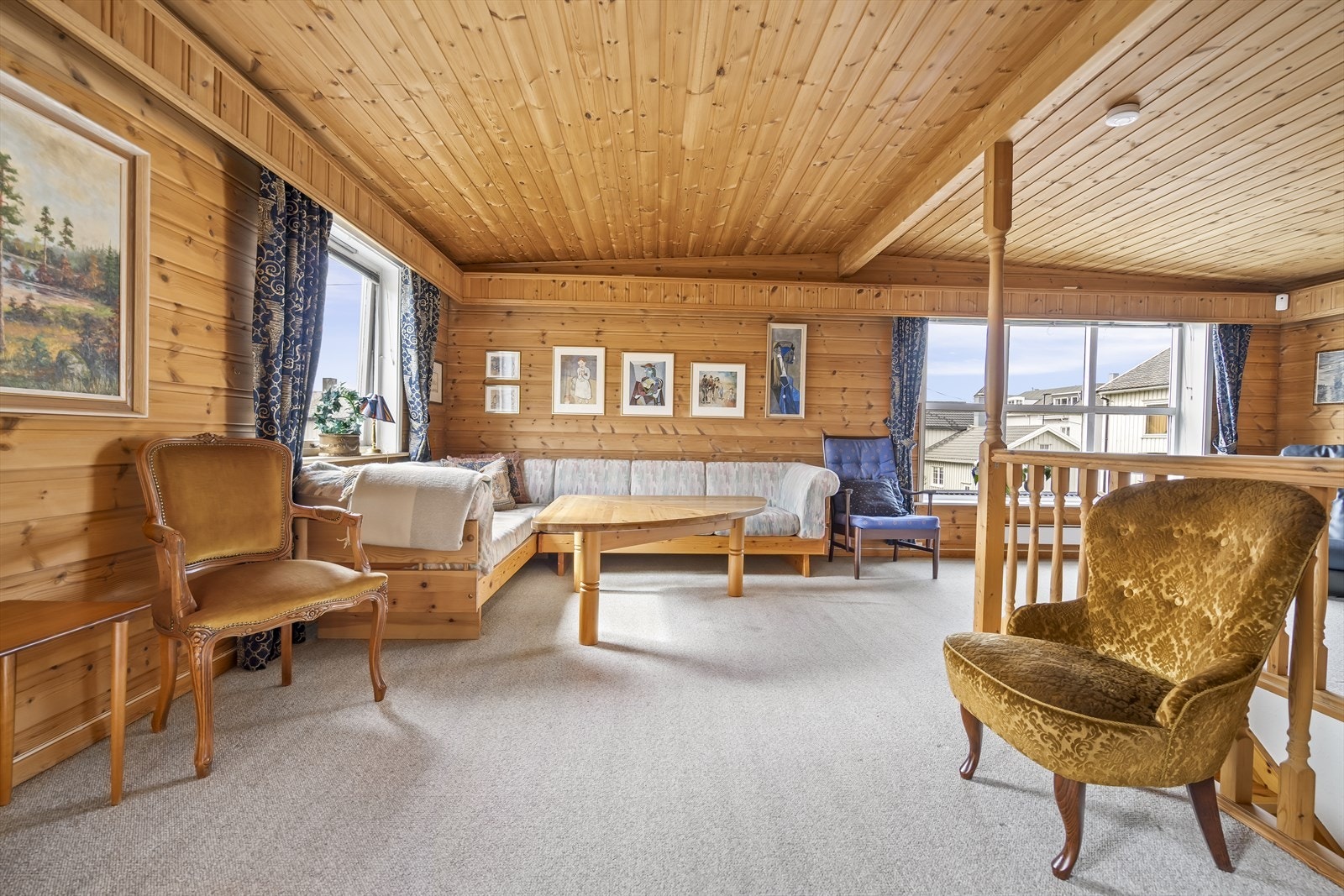 Rommet er lyst og luftig med plass til flere sittegrupper. Galleribilde