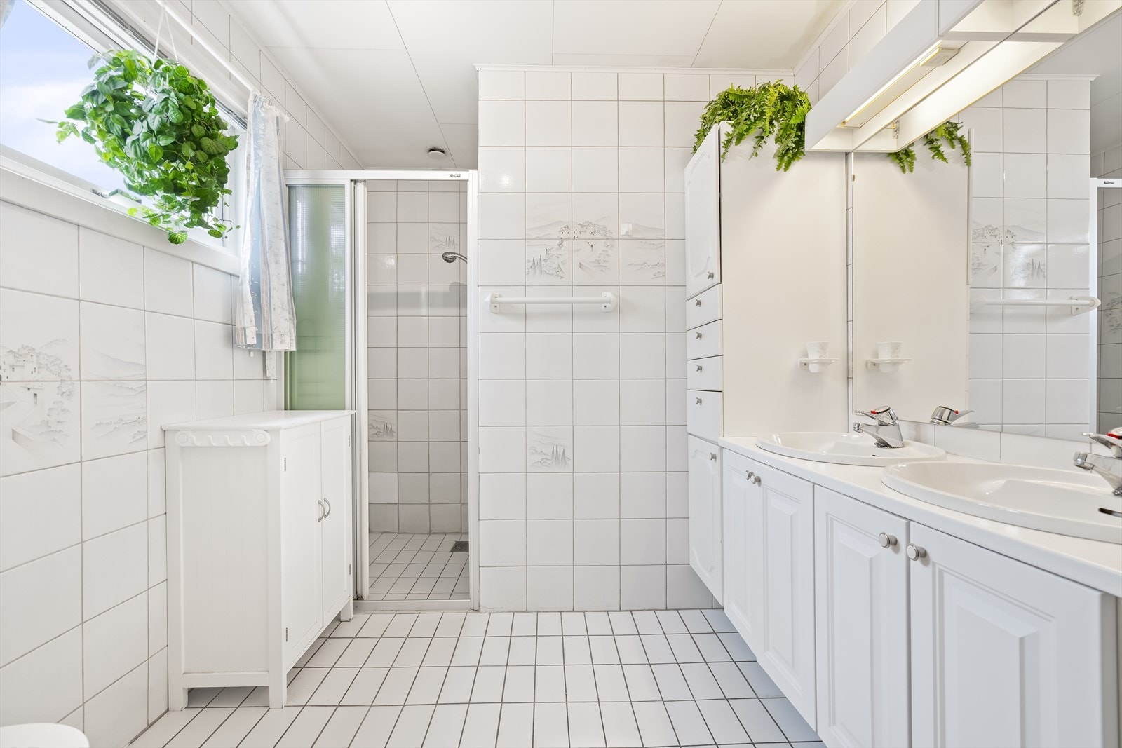 Badet har flislagte vegger og gulv med elektriske varmekabler i gulvet. Galleribilde