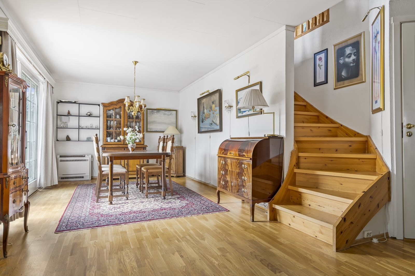 Spisestuen ligger i åpen forbindelse med stuen og har plass til et stort spisebord. Galleribilde