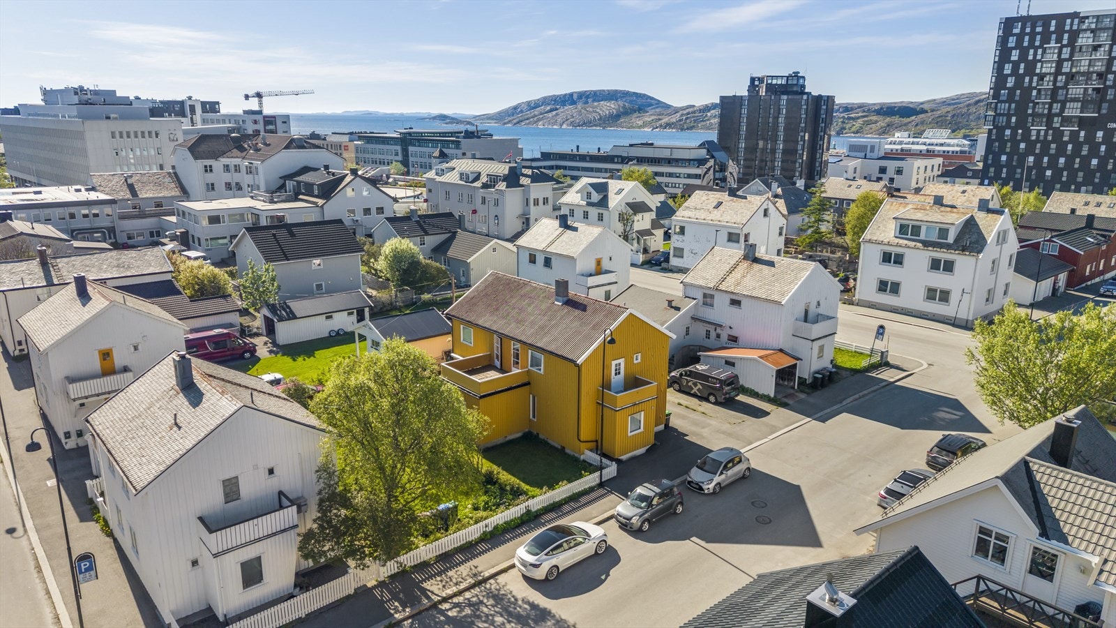 Tomten er tilnærmet flat med plenareal og diverse beplantning. Plass til parkering i innkjørselen. Galleribilde