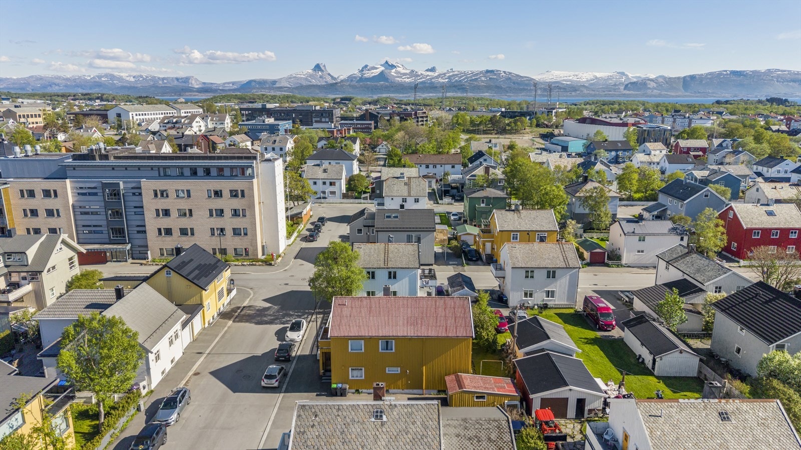 Eiendommen ligger i et etablert boligområde med nærhet til Bodø sentrum. Galleribilde