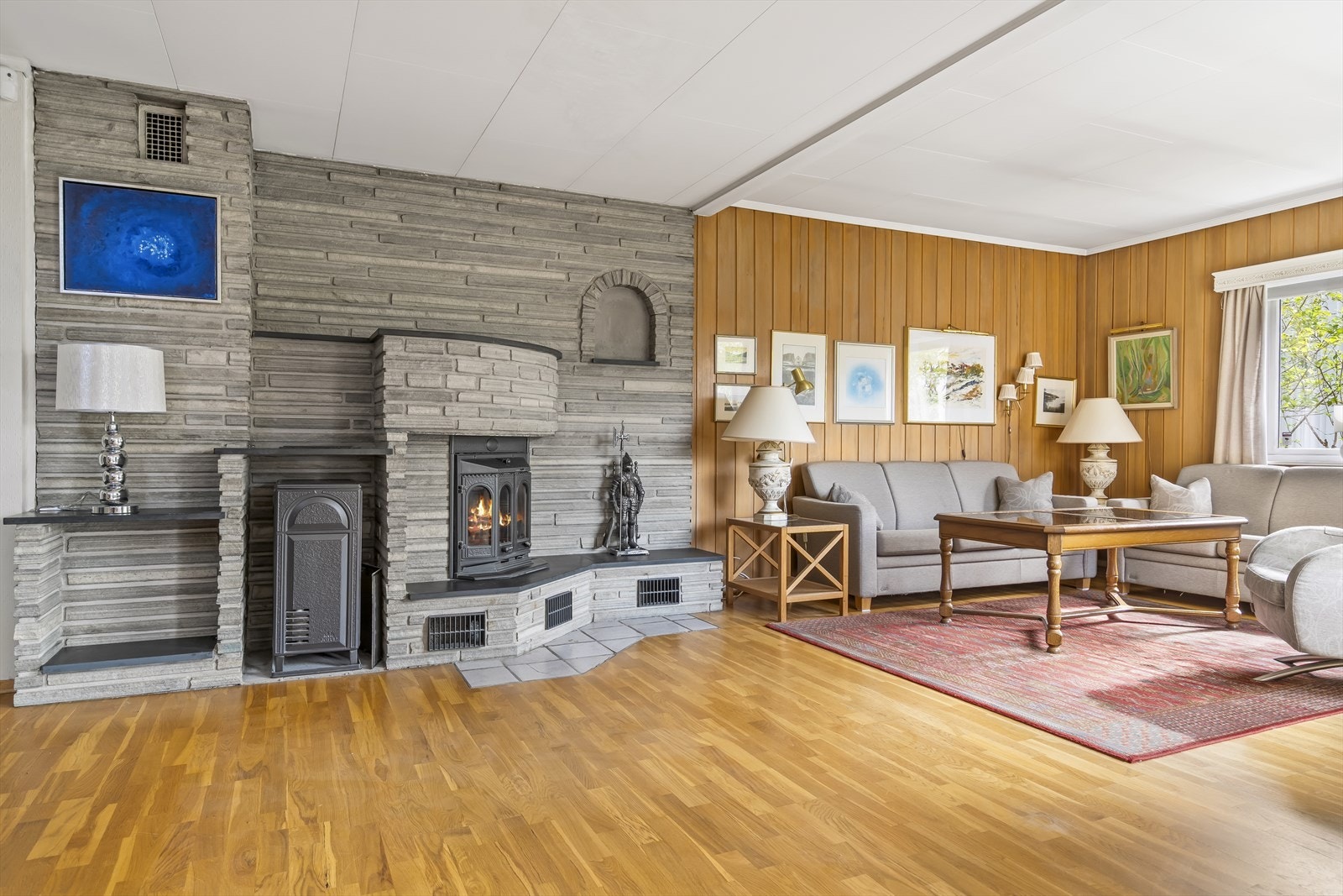 En vedovn innebygd i en stor konstruksjon av naturstein på den ene veggen. Galleribilde