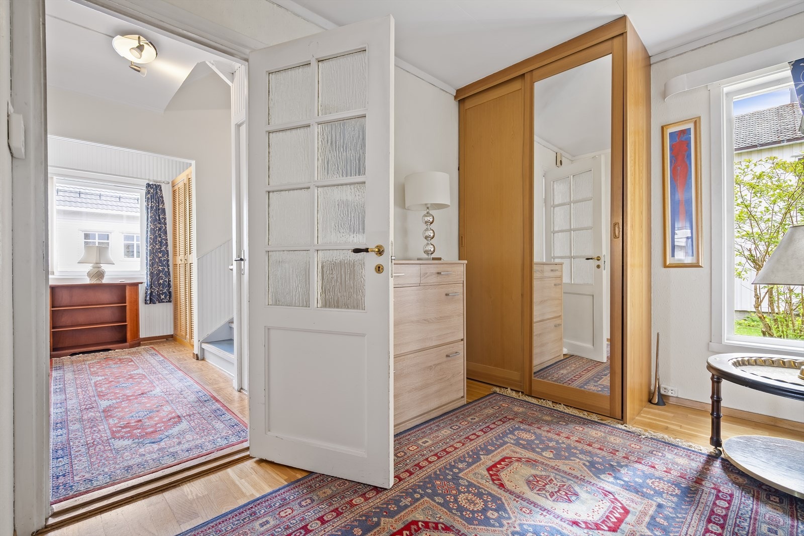 Her ønskes man velkommen inn i en romslig entré. Galleribilde