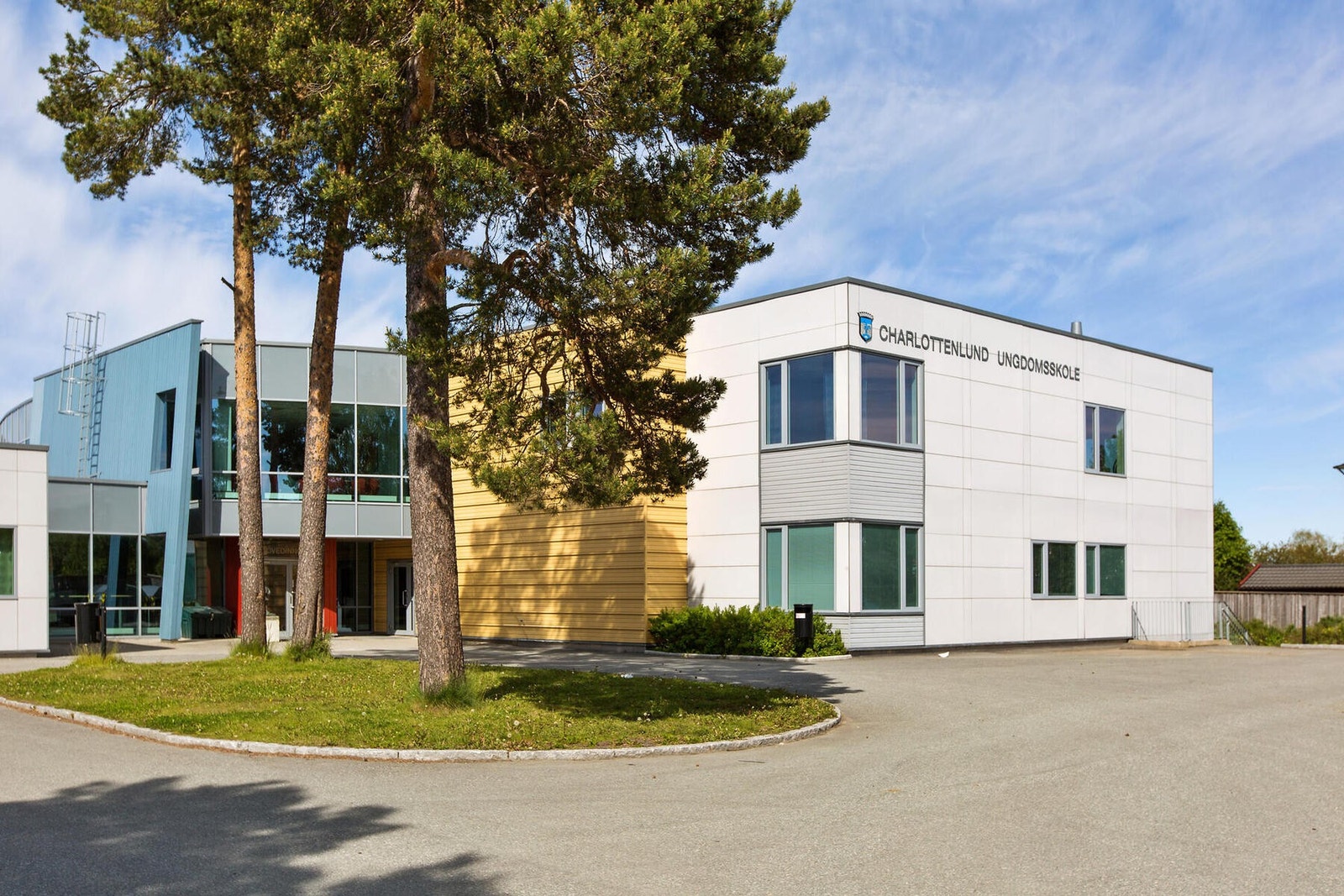 Det finnes flere skoler og barnehager i nærområdet. Galleribilde