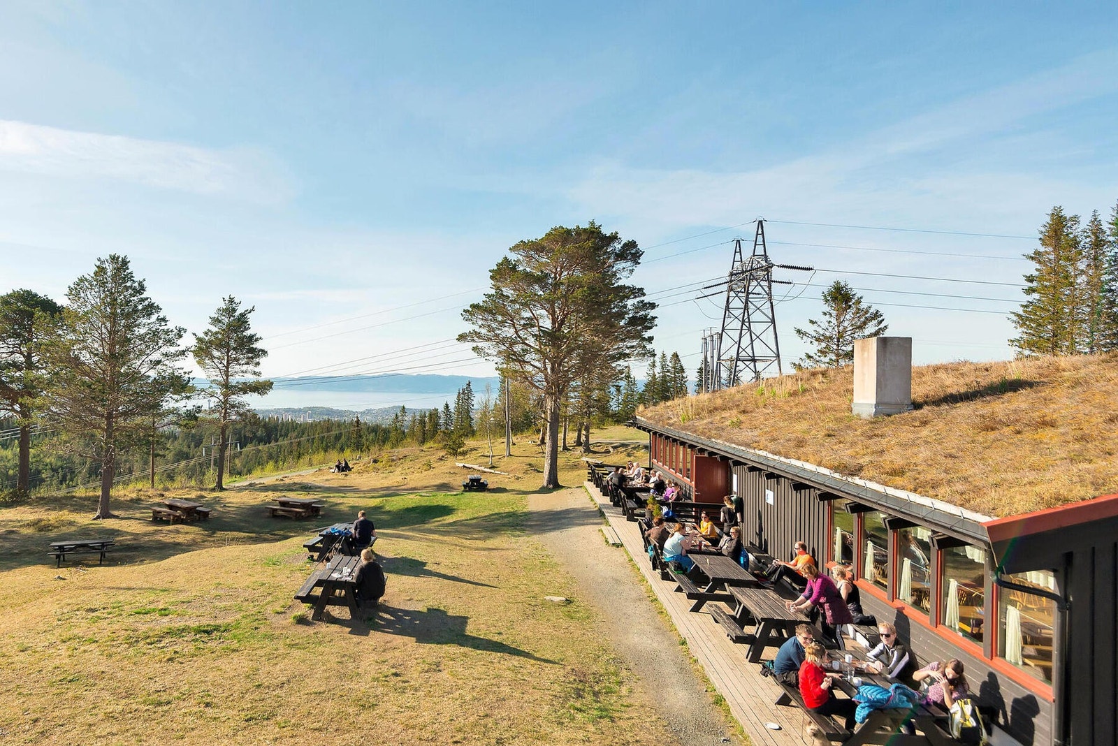 I Estenstadmarka, her illustrert med Estenstadhytta, finner man en rekke turløyper - sommer som vinter. Galleribilde
