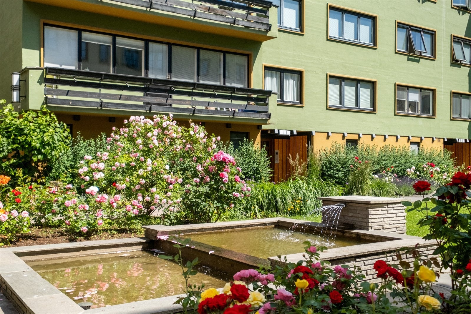 Flott beplantningen i felleshagen og en meget pen parkmessig bakgård Galleribilde