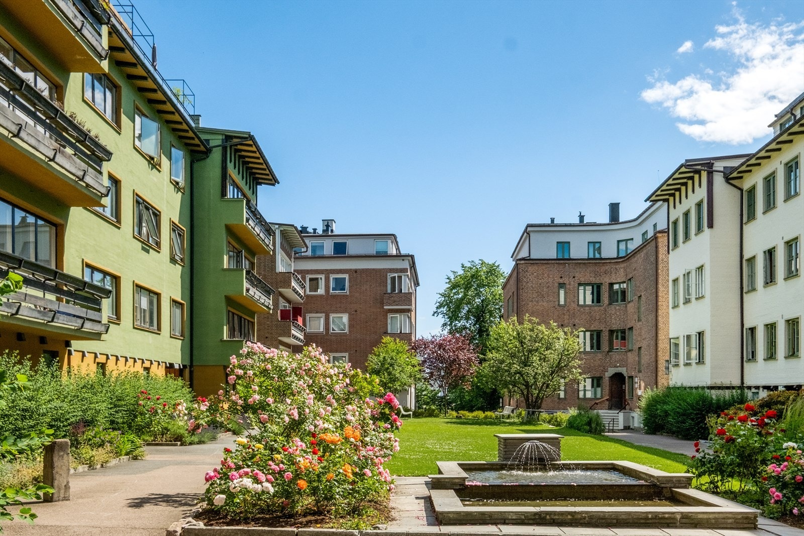 En liten fontene er et sentralt element i den velstelte bakgården Galleribilde