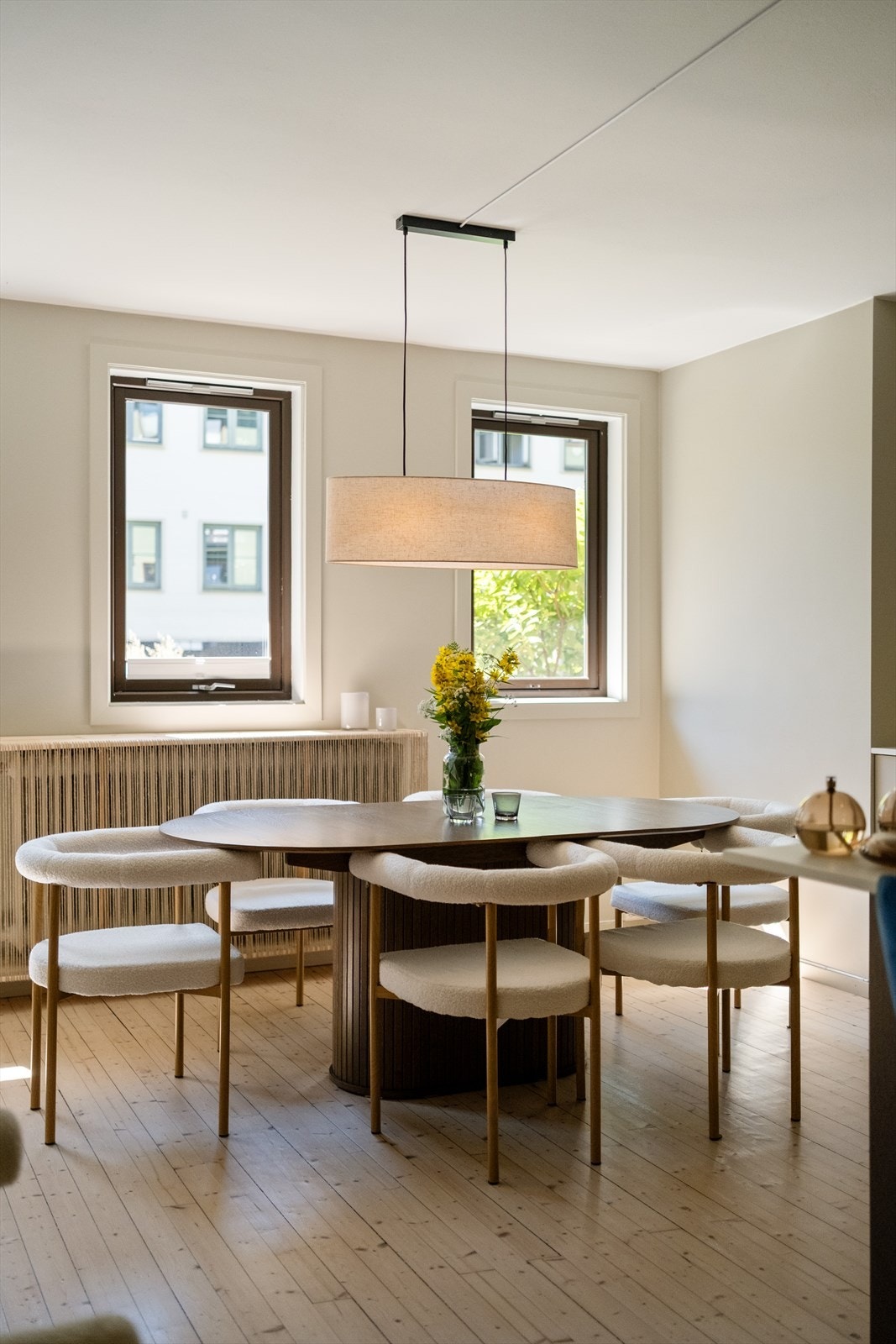 Spisestuen har god plass til et langbord for større selskaper Galleribilde