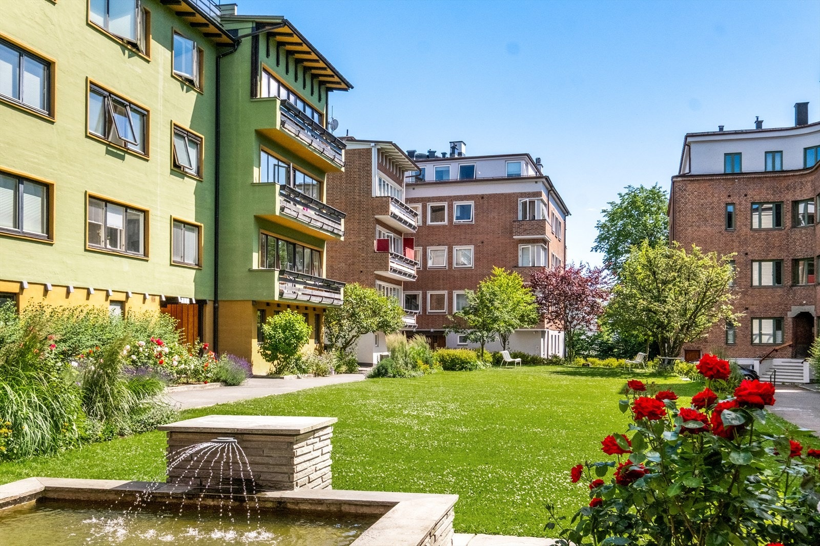 Her får en nyrenovert og flott leilighet vendt mot en stille og frodig parkmessigbakgård, skjermet fra byens puls Galleribilde