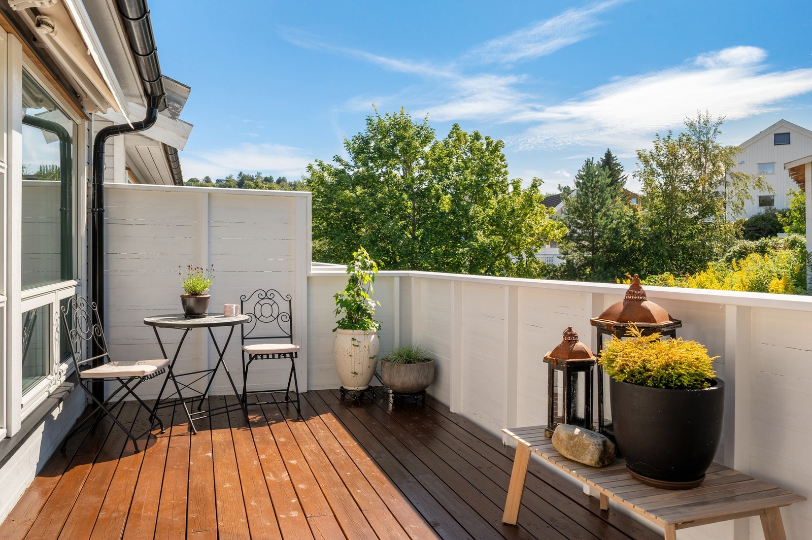 Vestvendt terrasse med gode solforhold gjør dette til et naturlig sted å tilbringe ettermiddager og sommerkvelder Galleribilde