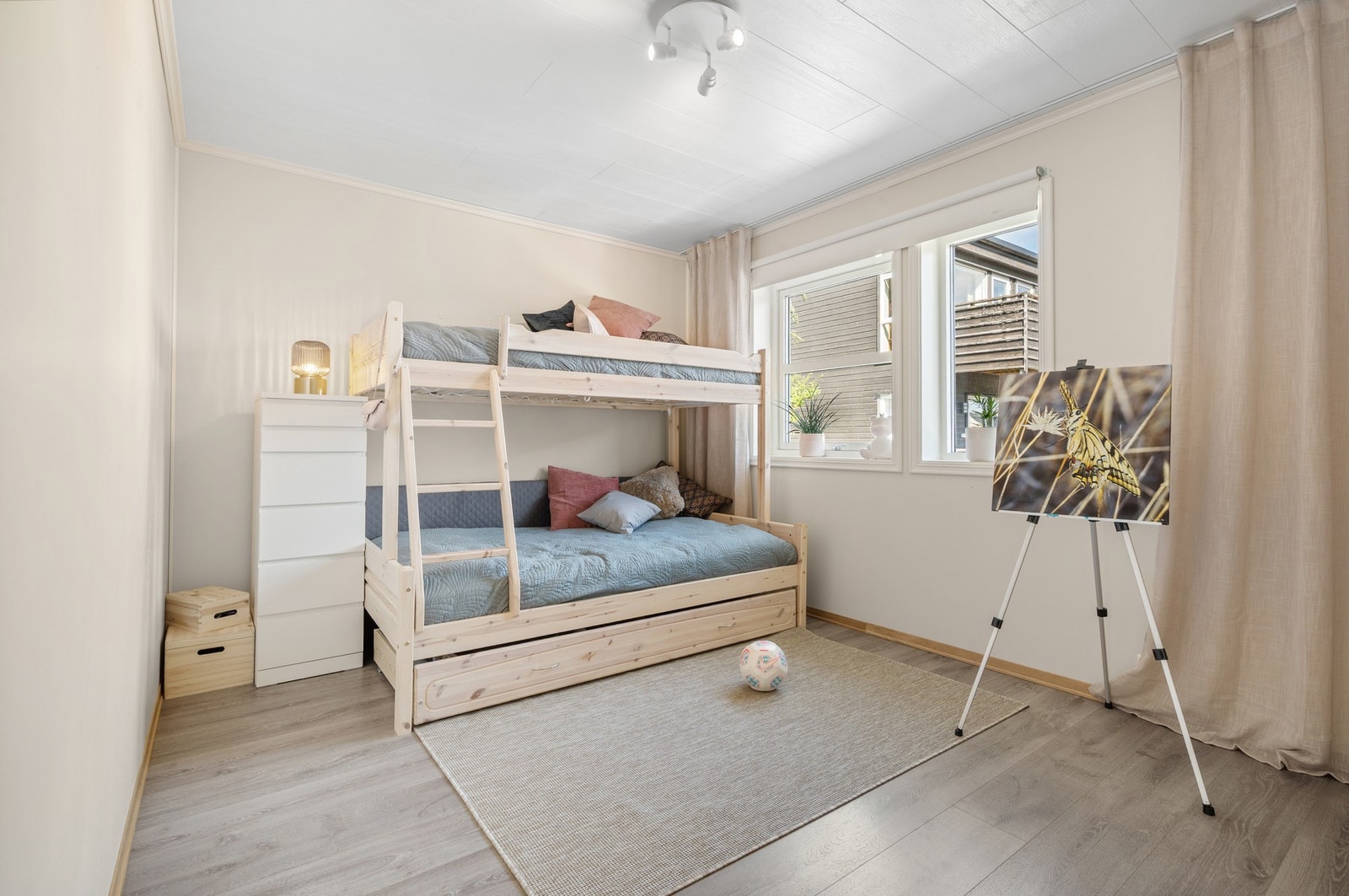 Romslig soverom på 13,6 m². Benyttes i dag som barnerom, men størrelsen gir gode muligheter for å etablere et komfortabelt hovedsoverom Galleribilde