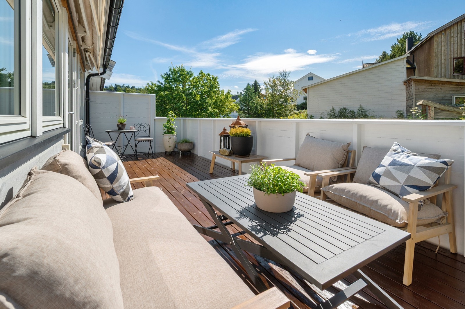 Her er det god plass til både avslapning, morgenkaffe og hyggelige sommerkvelder med familie og venner Galleribilde