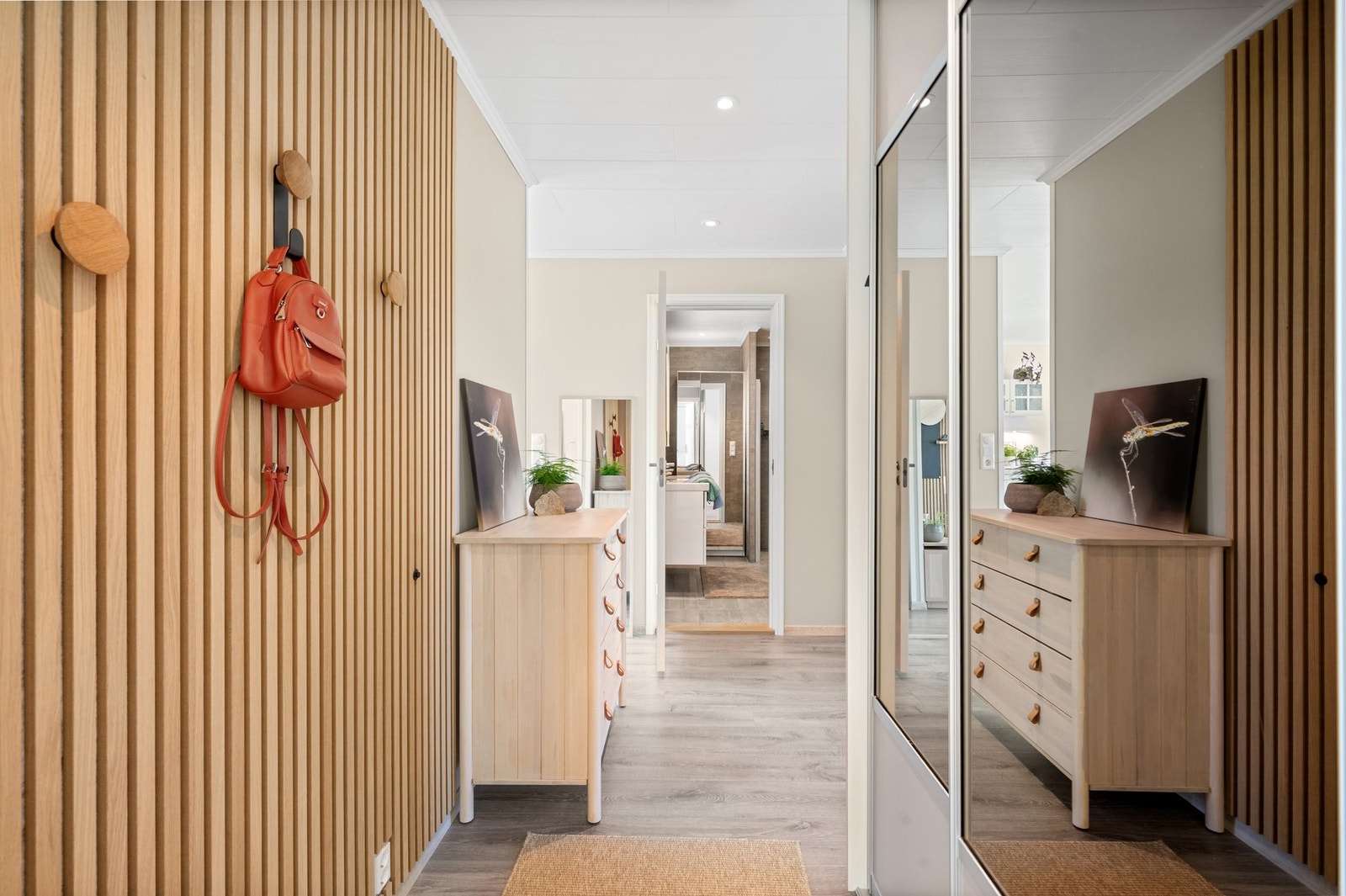 Skyvedørsgarderobe og smarte oppbevaringsløsninger bidrar til et ryddig førsteinntrykk og en enklere hverdag Galleribilde