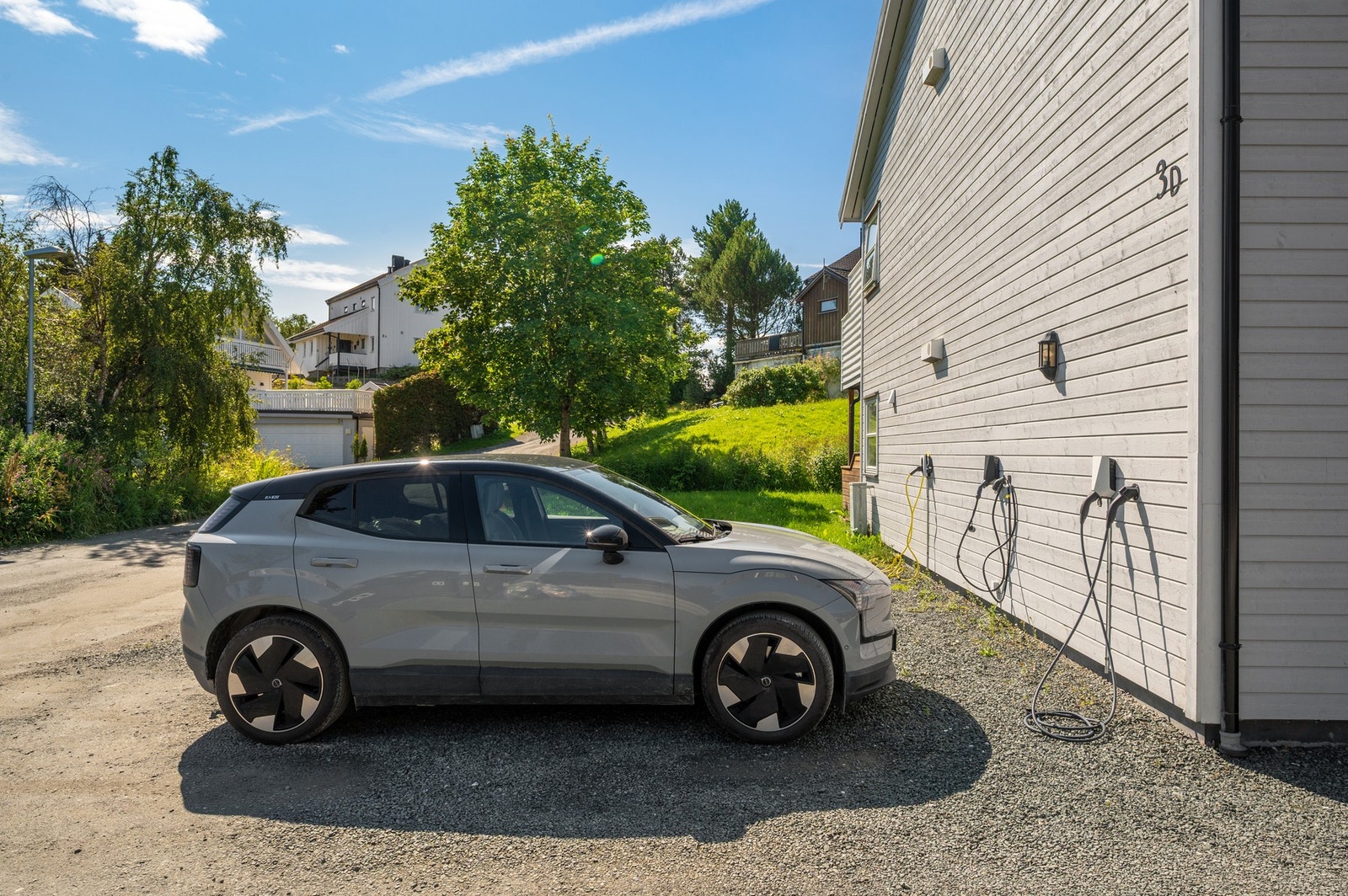 Fast parkeringsplass med elbillader rett utenfor boligen gjør hverdagslogistikken enkel året rundt Galleribilde